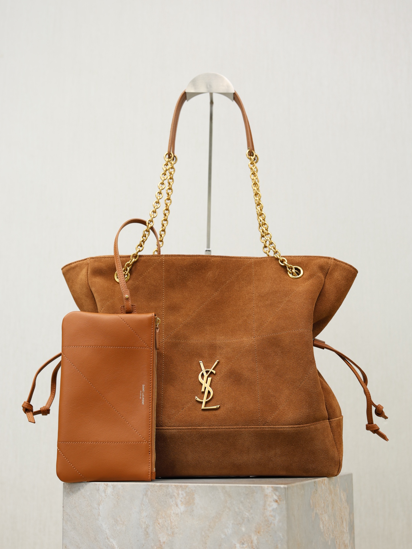 NO:771724,Caramel suede gold buckle·Jamie 4.3 Large OCHON_Lucky bag bucket bag. Soft lambskin imported from Italy. The drawstring design gives the handbag a natural and high-grade pleated feel. The metal chain and the metal logo on the bag complement each other. The upper body naturally has a relaxed and fashionable feel. The shape of the lucky bag is more unique and attitude!  Extra large capacity, can hold a laptop. Model 809824, size 35×35×10cm, saint laurent, saint laurent, sheepskin, chamois leather19860909焦糖麂皮金扣· Jamie 4.3 Large OCHON_福袋水桶包 意大利进口柔软小羊皮 抽绳设计让手袋呈现出自然高级的褶皱感 金属链条和包身上的金属logo相得益彰 上身自然有种散发松弛的时髦感 福袋造型更加独特有态度！超大容量 可放下笔记本电脑 型号809824 尺寸35×35×10cm,圣罗兰,saint laurent,sheepskin,chamois leather,Bag
