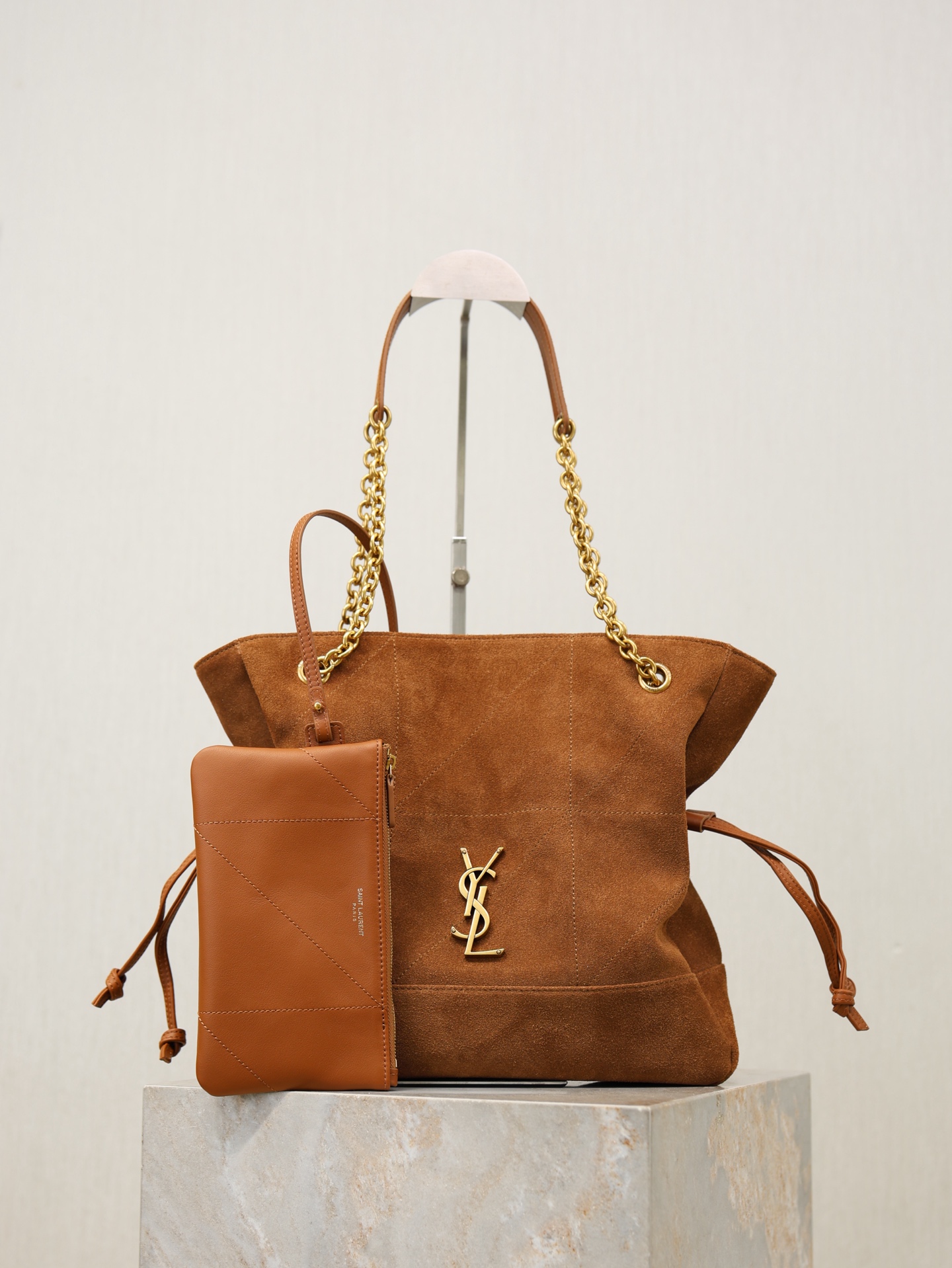 NO:771742,Caramel suede·Jamie 4.3 Large OCHON_Small lucky bag bucket bag. Soft suede imported from Italy. The drawstring design gives the handbag a natural and high-end pleated feel. The metal chain and the metal logo on the bag complement each other. The upper body naturally has a relaxed and fashionable feeling. The shape of the lucky bag is more unique and attitude!  Extra large capacity, can hold a laptop, model 833948, size 27×29×11cm, saint laurent, saint laurent, chamois leather19860909焦糖麂皮· Jamie 4.3 Large OCHON_小号 福袋水桶包 意大利进口柔软麂皮 抽绳设计让手袋呈现出自然高级的褶皱感 金属链条和包身上的金属logo相得益彰 上身自然有种散发松弛的时髦感 福袋造型更加独特有态度！超大容量 可放下笔记本电脑 型号833948 尺寸27×29×11cm,圣罗兰,saint laurent,chamois leather,Bag