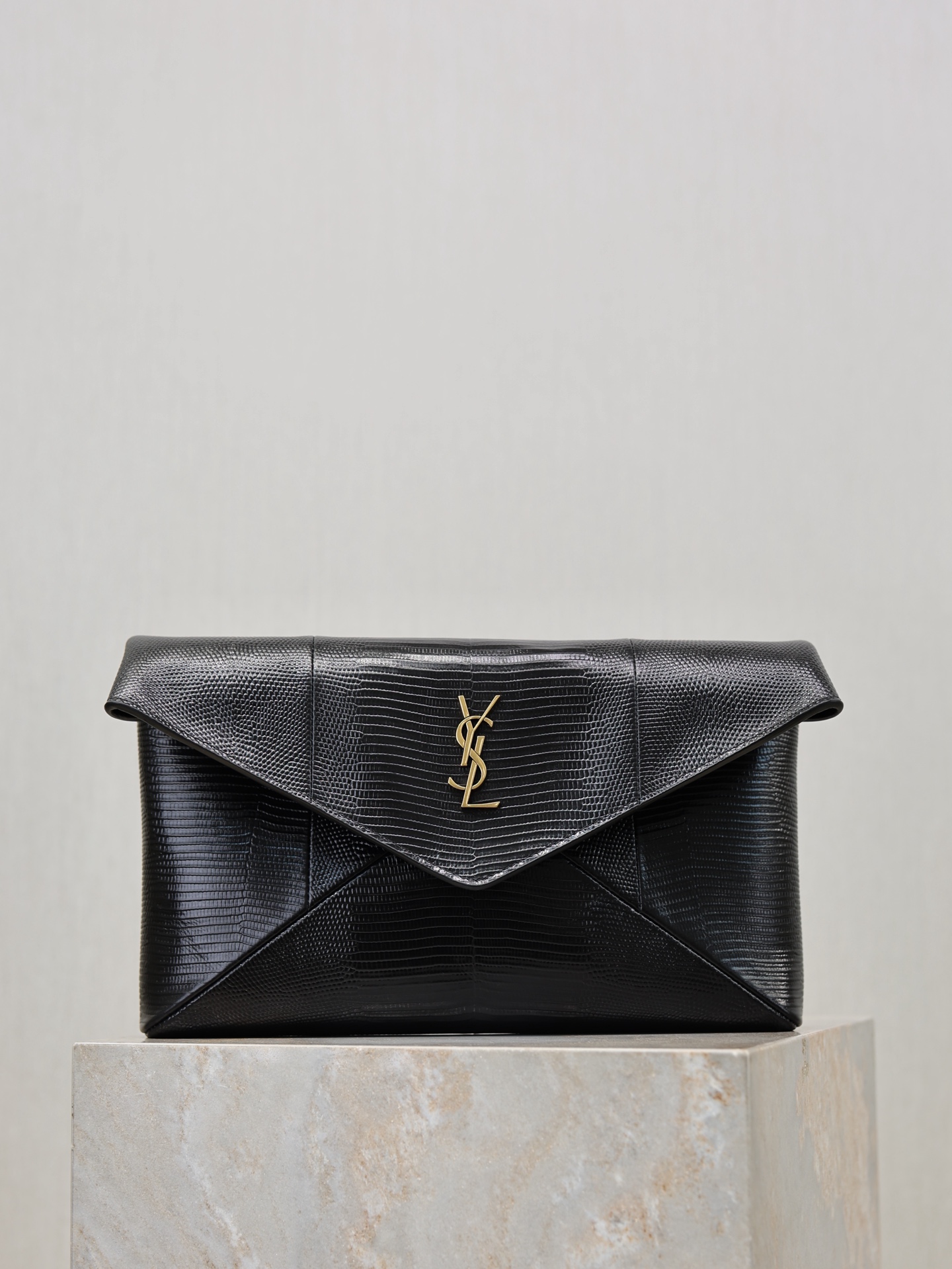 NO:771853,LE envelope-style clutch clutch bag has a smart personality, fashionable and versatile style, the shoulder strap can be stored, it can be carried on the shoulder as an armpit bag, or used as a clutch bag. The hand effect is exquisite and cool, ultra-light weight, and the capacity is nice!  Leopard print material with high-end leather, cool upper body!  Style No. 769307 Size 29.5×18×4.5cm, saint laurent, saint laurent, handbag19860909LE 信封式手拿包 手拿包 个性干练,款式时尚百搭,肩带可收纳,既可肩背做腋下包,也可以做为手拿包使用.手拿效果精致酷飒,超轻自重,容量 nice！豹纹材质配皮高级,上身酷飒！ 款号769307 尺寸29.5×18×4.5cm,圣罗兰,saint laurent,handbag,Bag