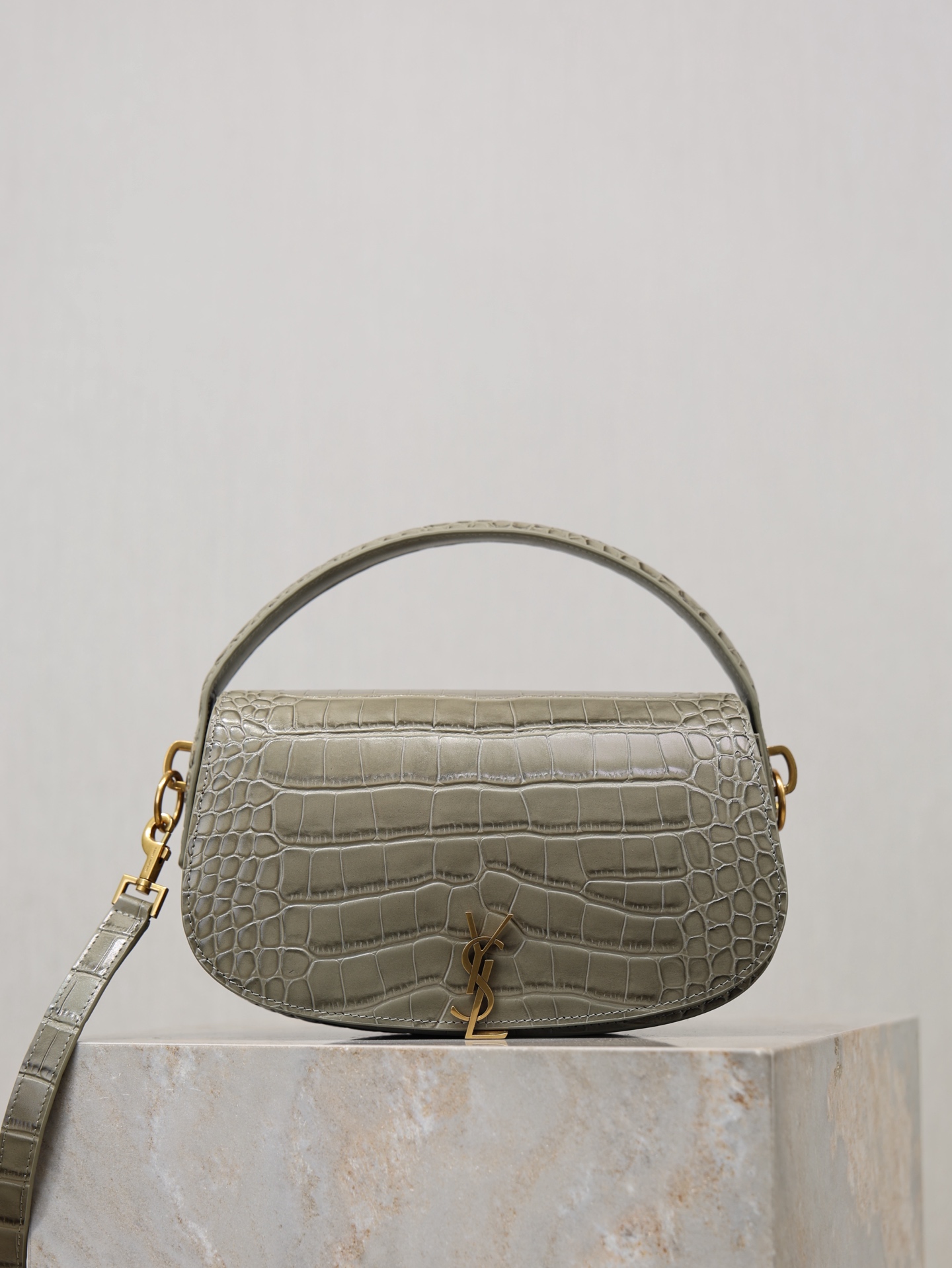 NO:771741,Khaki crocodile pattern · VOLTAIRE_Handheld crossbody bag. The name comes from Voltaire, the French writer and philosopher who advocated freedom and looseness in the 18th century 'Enlightenment Age'. The entire bag is made of top-notch luxury box calf leather with a slight luster, making it soft and shiny, amplifying the texture of the leather surface. The half-moon bag shape is a very chic contemporary design, with many elements of the fashion house Bourgeoisie style, full of elegance and charm, and can perfectly embellish the urban style!  Model 787671-1 size 24×15×5cm, saint laurent, saint laurent, satchels, crossbody bags, cowhide19860909卡其鳄鱼纹· VOLTAIRE_手提斜挎包 这个名称源自于主张自由 倡导宽松18世纪“启蒙时代”的法国作家兼哲学家伏尔泰,整只包采用略带光泽的顶级奢华box小牛皮制作,使其变得柔软亮泽,放大皮面的纹路感,半月包型是非常chic的当代设计,具备时装屋布尔乔亚-Bourgeoisie风格的众多元素,尽显优雅魅力,可完美点缀都市风造型！ 型号787671-1 尺寸24×15×5cm,圣罗兰,saint laurent,satchels,crossbody bags,cowhide,Bag