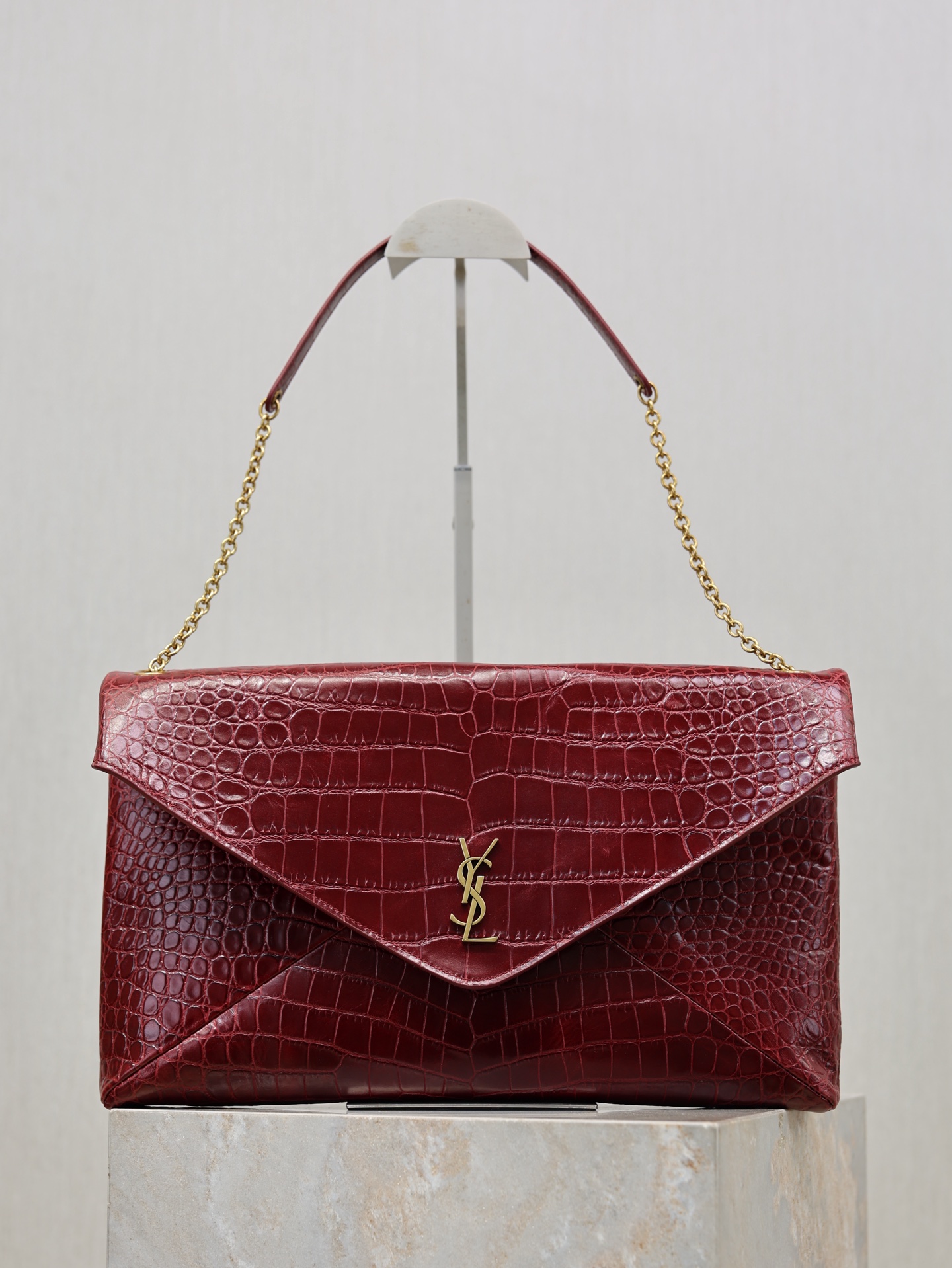 NO:771755,LE envelope-style chain clutch, extra large soft clutch, has a smart personality, fashionable and versatile style, the shoulder strap can be stored, can be carried on the shoulder, or used as a clutch. The hand effect is exquisite and cool, ultra-light weight, and the capacity is nice!  The sheepskin material is soft, delicate and high-end, super durable, full of minimalist style, and the upper body is high-end and cool!  Style No. 841702 Size 35×22×3cm, saint laurent, saint laurent, handbag, sheepskin19860909LE 信封式链条手拿包 超大柔软手拿包 个性干练,款式时尚百搭,肩带可收纳,既可肩背,也可以做为手拿包使用.手拿效果精致酷飒,超轻自重,容量 nice！羊皮材质柔软细腻又高级,超耐用,极简风拉满,上身高级又酷飒！ 款号841702 尺寸35×22×3cm,圣罗兰,saint laurent,handbag,sheepskin,Bag