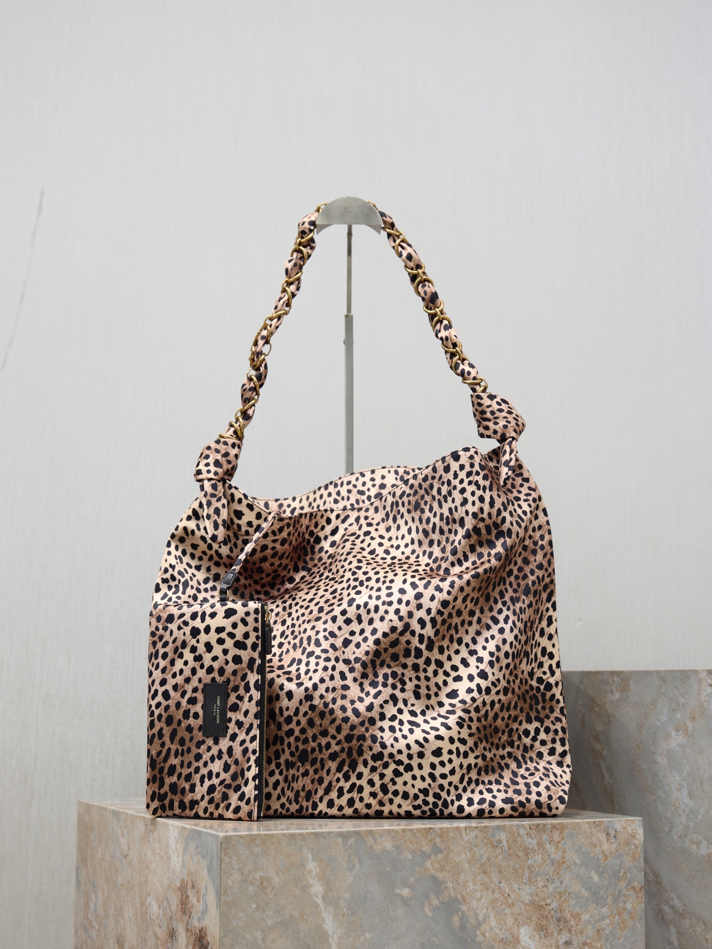 NO:771767,AMALIA·Leopard print model is a brand new handbag with a bohemian style that gives people a French romantic feeling. It has plenty of space inside and is matched with a hand-woven LE CASSANDRE jewelry chain. It is full of mystery and the custom-made fabric has a silky texture. The upper body is particularly light and casual!  Model 834750 size 40×50×1cm, saint laurent, saint laurent19860909AMALIA·豹纹款 全新的一款新品手袋,波西米亚风格,给人法式浪漫的感觉,内里空间十分充足,搭配手工编织LE CASSANDRE珠宝链条 神秘感拉满,定制面料材质质感丝滑 上身特别轻盈和随性！ 型号834750 尺寸40×50×1cm,圣罗兰,saint laurent,Bag