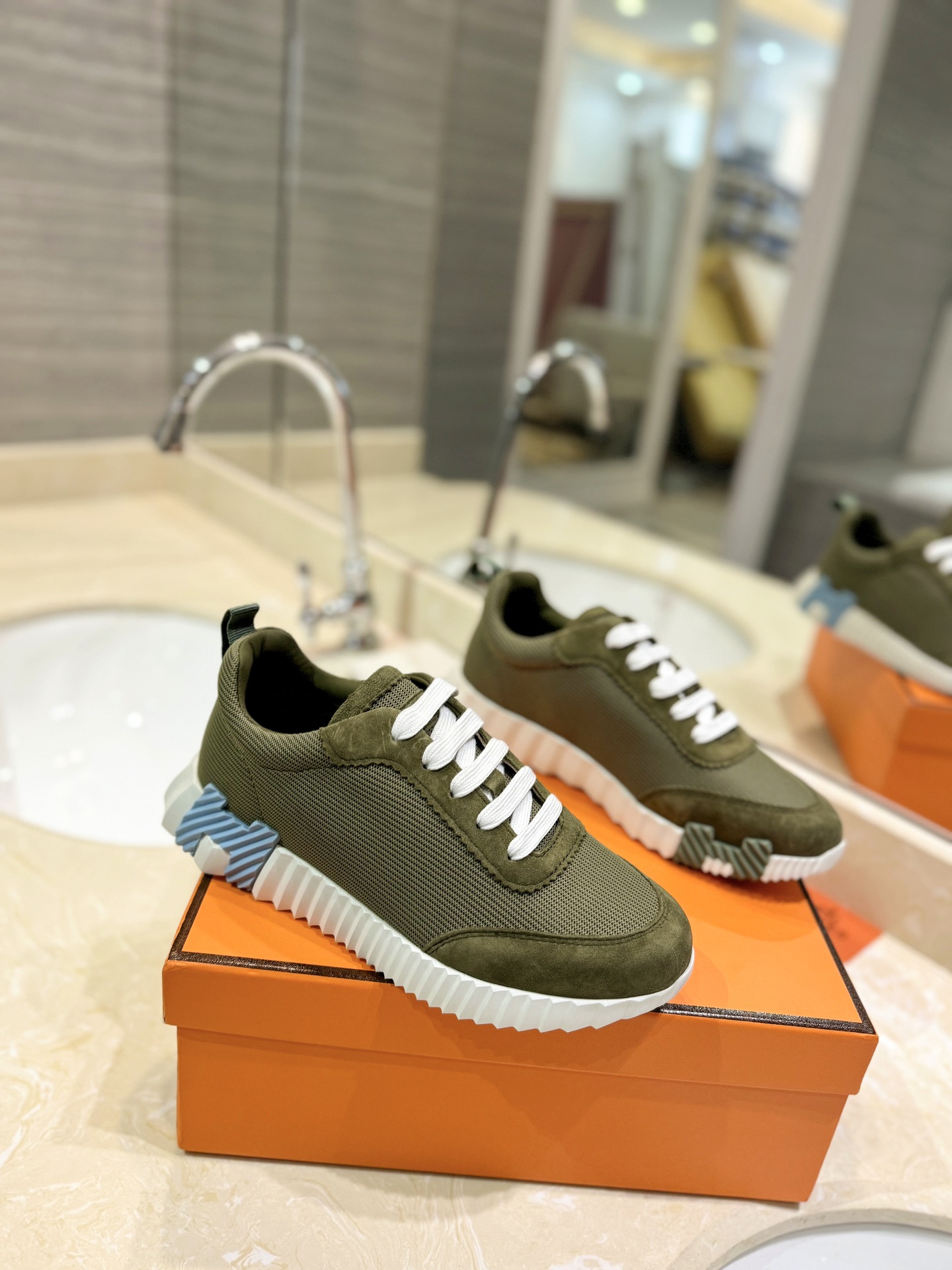 NO:171353,The same price for men and women, the highest version on the market, Hermes hit (couple model) Outsole: Use IP   TPU (multi-color letters) German technology irradiation machine seamless combination (original single quality craftsmanship), light and comfortable, both sports and leisure. Fabric: imported high mercerized sheep clay   original single rain velvet cloth, high-end quality is clear at a glance!  Inner: imported silk sheepskin special for imported insoles, more than 40 colors for men and women. You can choose from any choice, and there is always what you want!  Size women: 35-41 Men: 38-46, casual shoes/sports shoes, hermes, sneakers, sheepskin, sheep19860909男女同价 市面最高版本 爱马仕爆款(情侣款) 大底:采用IP TPU(多色字母)德国技术照射机无缝组合(原单品质工艺),轻盈舒适,运动休闲两不误 面料:进口高丝光羊猄 原单雨绒布,高档品质一目了然！ 内里:进口内里鞋垫专用丝绸羊皮 40多个男女款色搭配.任你挑任你选,总有你想要的！ 码女:35-41男:38-46,休闲鞋/运动鞋,hermes,sneakers,sheepskin,sheep,Women's Shoes