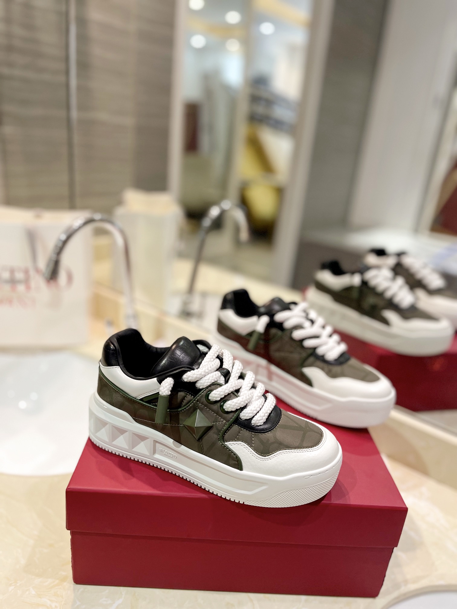 NO:382215,The latest summer breathable fashion [Couple Model], a unique design with thick sole, a fashionable family with a thin foot, a fashionable product with a 100-tower foot [Strong] The fabric toe is made of A-grade silk calfskin; the shoe gallbladder is made of breathable material air layer grid tower (using imported bead ground air layer grid from Italy) Original lasting process, full oil edge series Inner cowhide inner lining + PU hanging mesh foot pad Heel and tongue decoration VaIentin* bas-relief super large rivet details The top version on the market... The original outsole is consistent with the environmentally friendly TPU outsole Features [Strong] Rough no-tire shoelaces Color Official website synchronous color Size women 35-41, men 38-46, (Female 41. Men 38.45.46 customized), casual shoes/sports shoes, sneakers, cowhide19860909最新夏季透气时尚【情侣 款】,厚底的独特设计时尚一族特现脚瘦一款百塔的时尚产品[强] 面料鞋头采用A级丝绸小牛皮；鞋胆采用透气材质空气层网格塔配（采用意大利进口珠地空气层网格） 原版套楦工艺,全油边系列 内里牛皮内里+PU挂网垫脚 鞋跟和鞋舌装饰VaIentin*浅浮雕式超大铆钉细节 市场上最顶级版本…… 大底原版一致的环保TPU大底 特点[强]粗犷免系鞋带 颜色 官网同步色款 Size女35-41,男38-46,（女41.男38.45.46定做）,休闲鞋/运动鞋,sneakers,cowhide,Women's Shoes