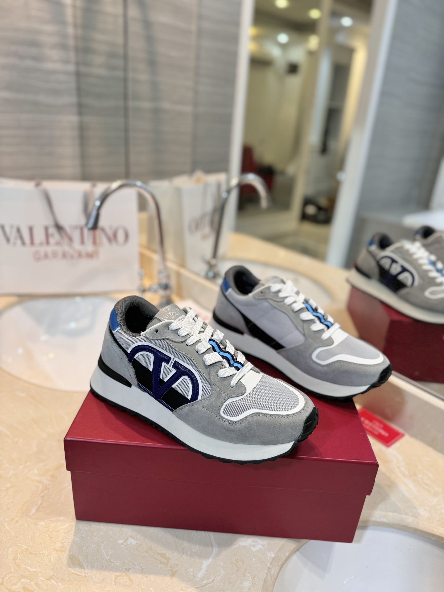 NO:224228,VALENTINO counter synchronous VLOGO PACE low-top sneakers couple style professional high-end, perfect replica, first-class quality!  All are made of original 1:1 materials, exclusive mold opening!  Fabric high mercerized beef tendon EVE combination rubber sole Comfortable and wear-resistant brand injection molded insoles, full set of high-end packaging for counters, 1:1 mold opening customization, striving to be flawless!  Couple style women 35-41, men 38-46, casual shoes/sports shoes, valentino, sneakers19860909VALENTINO专柜同步VLOGO PACE低帮运动鞋情侣款 专业高端,完美复刻,品质一流！ 全部采用原版1:1材料制作,独家开模！ 面料高丝光牛筋 EVE组合橡胶鞋底 舒适耐磨品牌注塑鞋垫, 全套专柜高端包装 所有细节1:1开模定制,力求完美无瑕！ 情侣款女35-41,男38-46,休闲鞋/运动鞋,valentino,sneakers,Women's Shoes