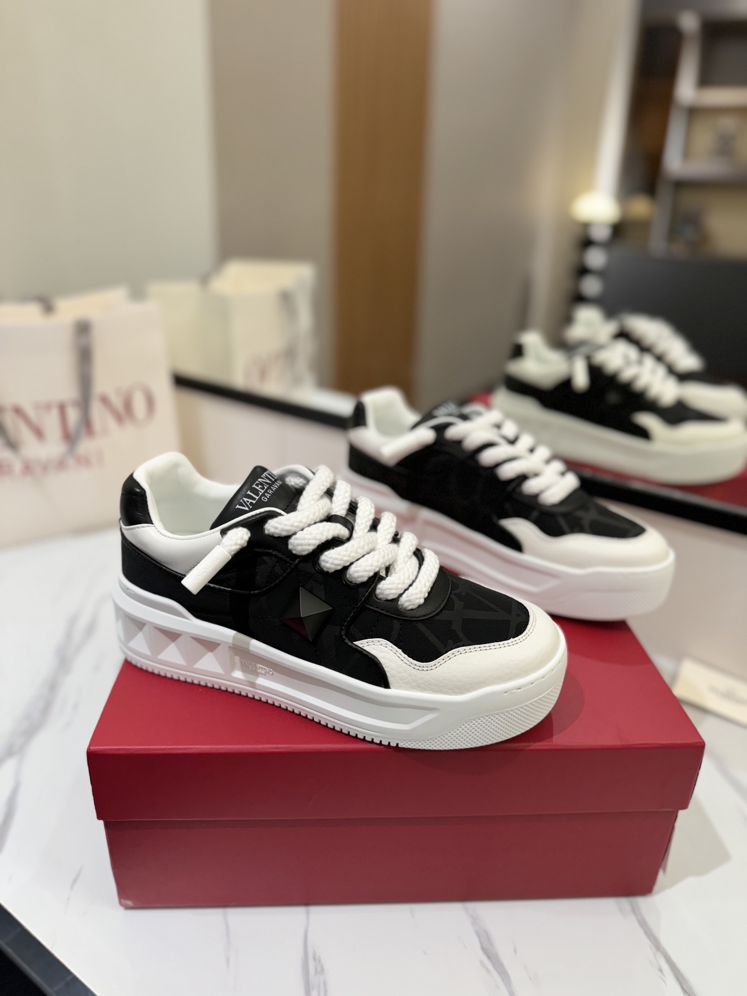 NO:382204,The latest summer breathable fashion [Couple Model], a unique design with thick sole, a fashionable family with a thin foot, a fashionable product with a 100-tower foot [Strong] The fabric toe is made of A-grade silk calfskin; the shoe gallbladder is made of breathable material air layer grid tower (using imported bead ground air layer grid from Italy) Original lasting process, full oil edge series Inner cowhide inner lining + PU hanging mesh foot pad Heel and tongue decoration VaIentin* bas-relief super large rivet details The top version on the market... The original outsole is consistent with the environmentally friendly TPU outsole Features [Strong] Rough no-tire shoelaces Color Official website synchronous color Size women 35-41, men 38-46, (Female 41. Men 38.45.46 customized), casual shoes/sports shoes, sneakers, cowhide19860909最新夏季透气时尚【情侣 款】,厚底的独特设计时尚一族特现脚瘦一款百塔的时尚产品[强] 面料鞋头采用A级丝绸小牛皮；鞋胆采用透气材质空气层网格塔配（采用意大利进口珠地空气层网格） 原版套楦工艺,全油边系列 内里牛皮内里+PU挂网垫脚 鞋跟和鞋舌装饰VaIentin*浅浮雕式超大铆钉细节 市场上最顶级版本…… 大底原版一致的环保TPU大底 特点[强]粗犷免系鞋带 颜色 官网同步色款 Size女35-41,男38-46,（女41.男38.45.46定做）,休闲鞋/运动鞋,sneakers,cowhide,Women's Shoes