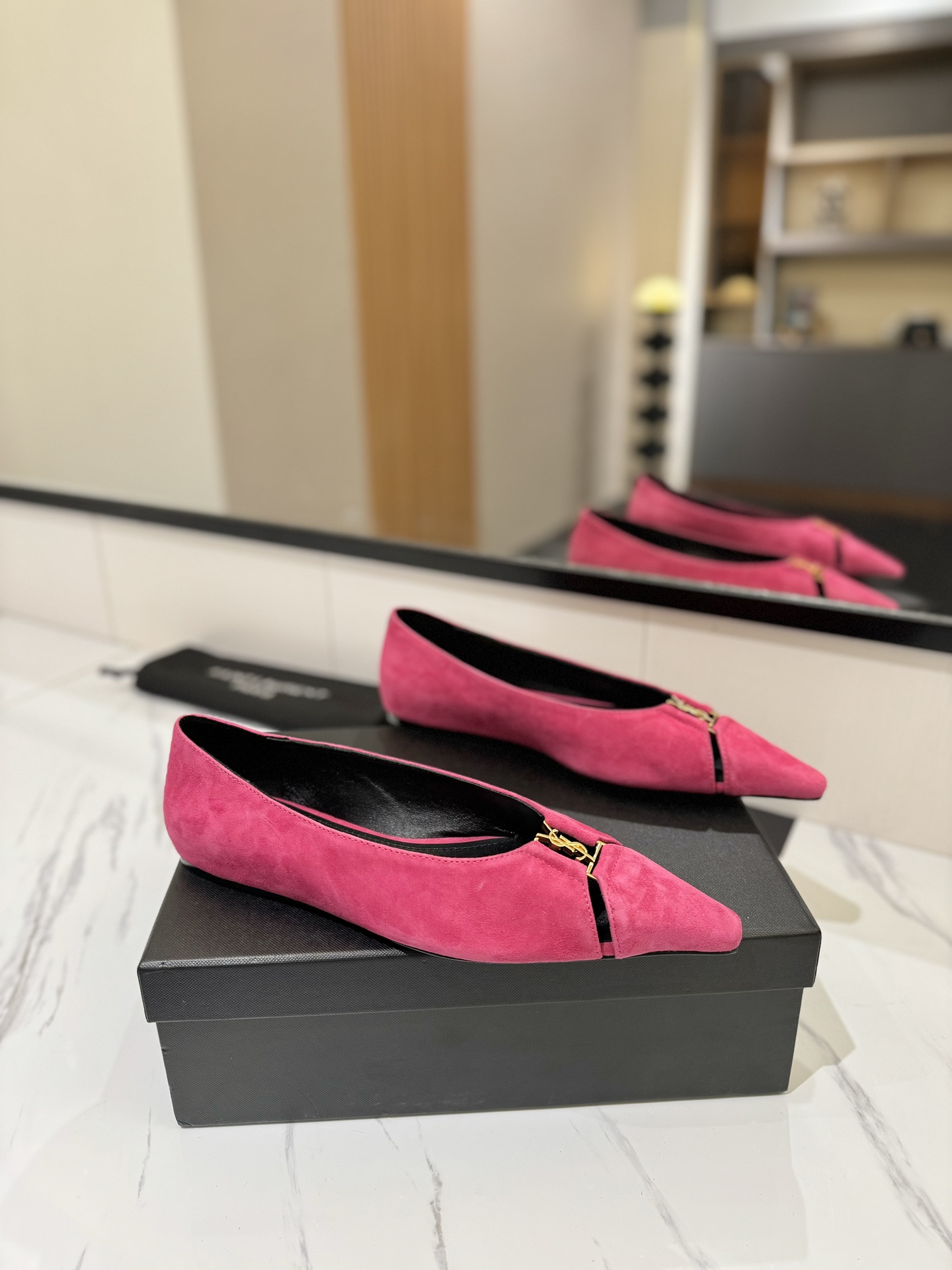 NO:164169,*New flat shoes in spring and summer!  Classic Cassander retro logo paired with wild, free, elegant and sexy coexist. Customized imported silk cloth with upper, imported sheepskin, imported sole, imported leather outsole, heel, flat sole, size 35-39 40, 41 custom made non-return, single shoes, sheepskin, real silk, Leather soles19860909*春夏大热全新平底单鞋！经典Cassander复古LOGO搭配野性自由高雅性感并存. 鞋面定制进口真丝布 内里进口绵羊皮 鞋底进口真皮大底 跟高平底 码数35-39 40,41定做不退换,单鞋,sheepskin,real silk,Leather soles,Women's Shoes