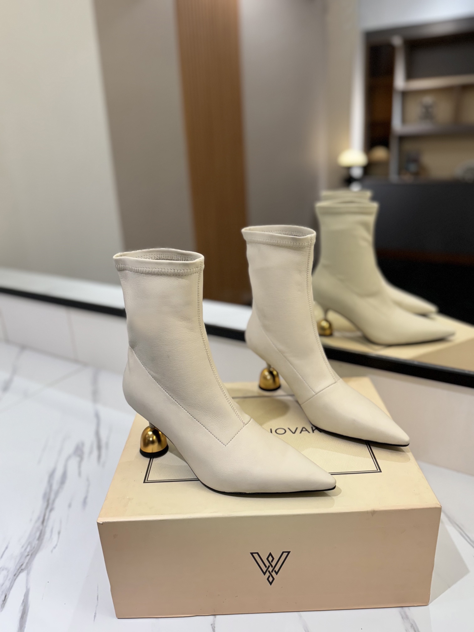 NO:165775,VANDA NOVAK Strength Sheepskin. Elastic Boots The latest release of the official website [Hey Ha][Hey Ha] The 2025 spring and autumn style incorporates a few sexy styles. This style uses imported elastic sheepskin, and its top and its sexy [Yeah][Yeah] personality wine glass heel. You can install a small wine glass heel. Fabric:/Strength sheepskin inner cowhide foot cowhide. Size section 34-42 (34.40.41.42 order) Outsole: Italian leather injection molded sole Heel height: 6.5cm size wine glass heel, boots, boots, cowhide, sheepskin19860909VANDA NOVAK 弹力羊皮.弹力靴 官网最新发布[嘿哈][嘿哈] 2025春秋款融入了几丝性感风格,此款采用进口弹力羊皮,上脚及其性感[耶][耶]个性酒杯跟.可以装小酒杯跟 面料:/弹力羊皮 内裡牛皮 垫脚牛皮 码段34-42(34.40.41.42订) 大底:意大利真皮注塑大底 跟高:6.5cm大小酒杯跟,靴子,boots,cowhide,sheepskin,Women's Shoes