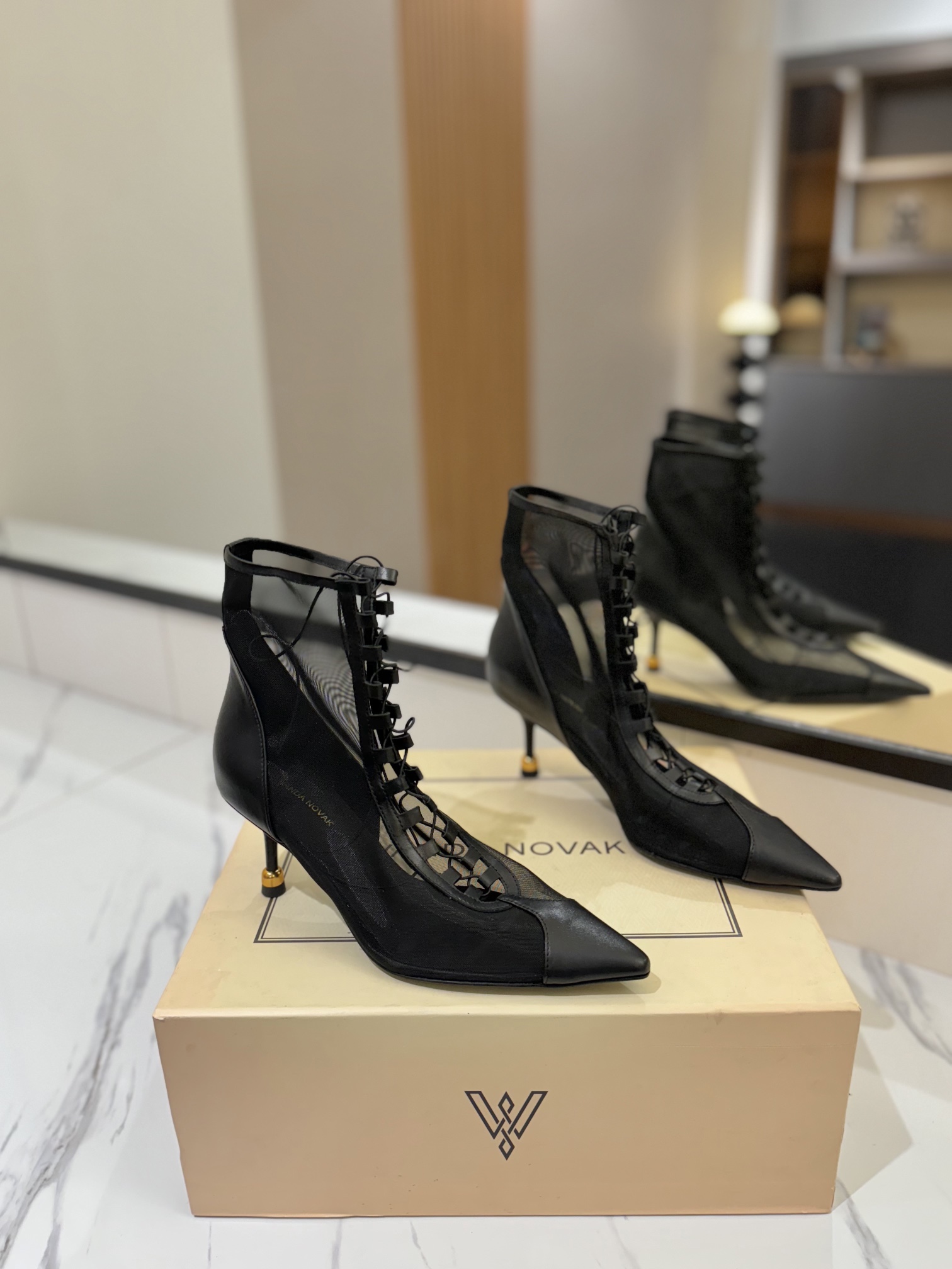 NO:247103,VANDA NOVAK Stretch Sheepskin.Stretch Boots Official website latest release The 2025 spring and autumn model incorporates a few sexy styles. This model uses imported elastic leather, top and sexy. Personalized wine glass heel. You can install a small wine glass heel. Fabric: elastic leather, inner cowhide, footbed cowhide, size section 34-42 (34.40.41.42 order) Outsole: Italian genuine leather injection molded sole Heel height: 6.5cm small wine glass heel, boots, boots, cowhide, sheepskin19860909VANDA NOVAK 弹力羊皮.弹力靴 官网最新发布 2025春秋款融入了几丝性感风格,此款采用进口弹力皮,上脚及其性感 个性酒杯跟.可以装小酒杯跟 面料:弹力皮 内裡牛皮 垫脚牛皮 码段34-42(34.40.41.42订) 大底:意大利真皮注塑大底 跟高:6.5cm小酒杯跟,靴子,boots,cowhide,sheepskin,Women's Shoes