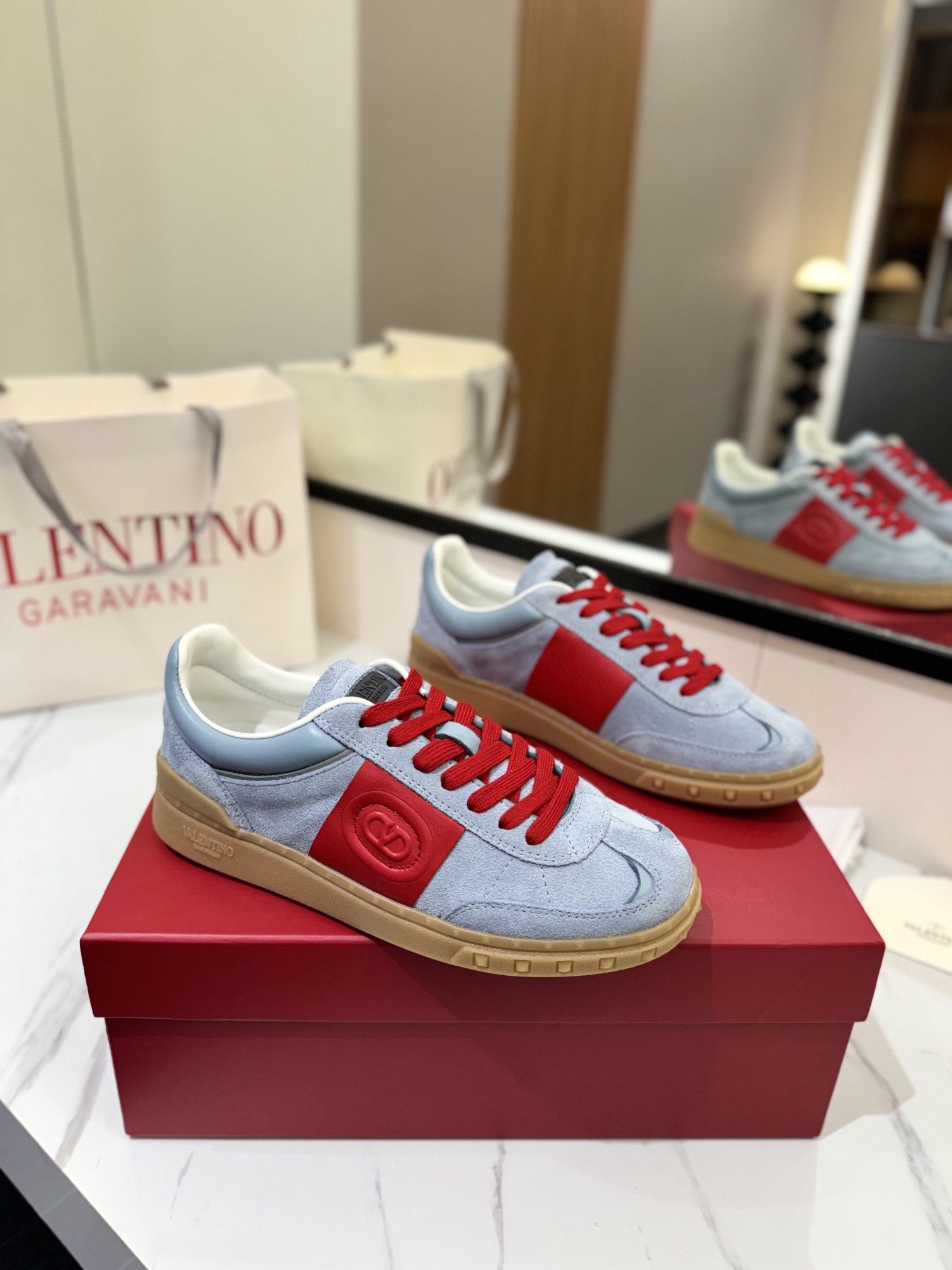 NO:164165,Same price for men and women: VALENTINO counter synchronizes new German training shoes low-top casual sports shoes. Professional and high-end, perfect replica, first-class quality!  All are made of original 1:1 materials, exclusive mold opening!  Fabric cowhide TPU material, comfortable and wear-resistant, brand injection molded insoles, full set of high-end packaging for counters, 1:1 mold opening customization, striving to be flawless!  Couple style women 35-41, men 38-46, casual shoes/sports shoes, valentino, sneakers, cowhide19860909男女同价: VALENTINO专柜同步新款德训鞋低帮休闲运动鞋 专业高端,完美复刻,品质一流！ 全部采用原版1:1材料制作,独家开模！ 面料牛皮 TPU材质大底,舒适耐磨,品牌注塑鞋垫, 全套专柜高端包装 所有细节1:1开模定制,力求完美无瑕！ 情侣款女35-41,男38-46,休闲鞋/运动鞋,valentino,sneakers,cowhide,Women's Shoes