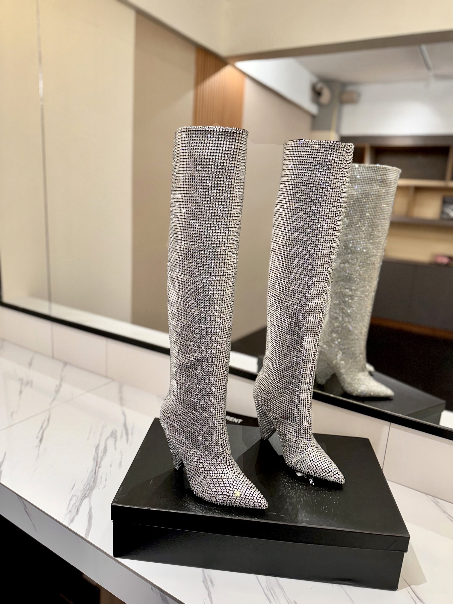 NO:561052,'Saint Laurent' YSL counter limited edition full diamond boots. Milan catwalk model Kendoll Jenner Yuan Shanshan  The same model as Song Qian. The top quality makes you a real queen. The queen shows your identity and aura at home. The high-end boots are made of thousands of imported rhinestones. The upper is super shiny and beautiful. It is a unique rhinestone boot. The lining is top-grade and super soft sheep leather. Imported genuine leather outsole. Super quality material, high cost. Heel height 10cm. Size35-39 (40 41 can be customized and non-returnable), boots, saint laurent, saint laurent, saint  laurent,boots,sheepskin,Leather soles19860909「Saint Laurent 圣罗兰」YSL专柜限量款 满钻长靴.米兰走秀款Kendoll Jenner 袁姗姗 宋茜同款.顶级品质做真正女王,女王主场展示你们的身份气场的高端长靴鞋面采用上千颗进口水钻,超级闪亮闪亮的,美美哒,独一无二的一款水钻靴.内里顶级超柔软绵羊皮里.进口真皮大底.超优材料,高成本.跟高10cm.Size35-39（40 41可定做 不退换）,靴子,saint laurent,saint laurent,saint laurent,boots,sheepskin,Leather soles,Women's Shoes