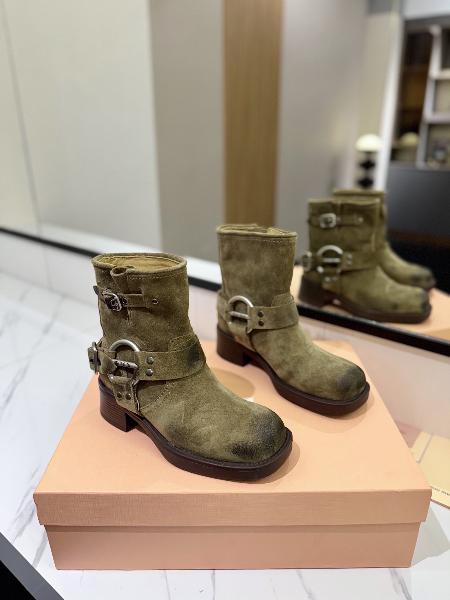 NO:605106,Miu Miu 2025 official website synchronized short boots, catwalk style Martin knight boots, the most beautiful boots in autumn and winter! The big upturned toe is the essence. It is out of stock! The upgraded color rubbing and distressing are so flavorful! Each pair has a unique and asymmetrical brushed distressed retro effect, which is cool and cool, continuing the popular style of miu  25 autumn and winter show style short boots and long boots. Classic motorcycle boots with handsome and modern style. The upper is made of vegetable calfskin and has a super good texture. Fabric/imported rubbed cowhide/high mercerized cowhide. Lining/cowhide. Outsole/rubber material. Size/35-39 (customized size 40.41),,miumiu,boots,cowhide19860909Miu Miu 2025 官网同步短靴 走秀款马丁骑士靴 秋冬最美战靴!鞋头大大翘翘是精髓. 妥妥断货节奏!升级了后的擦色做旧太有那味了!每一双都是独一无二不对寸的拉丝做旧复古效果 ,酷飒酷飒的延续了爆款风格miu 25秋冬秀款短靴长靴经典机车靴造型帅气摩登鞋面植糅小牛皮质感超好 面料/进口擦色牛皮/高丝光牛反绒 内里/牛皮 大底/橡胶材质 码数/35-39（40.41定做码数）,,miumiu,boots,cowhide,Men's shoes