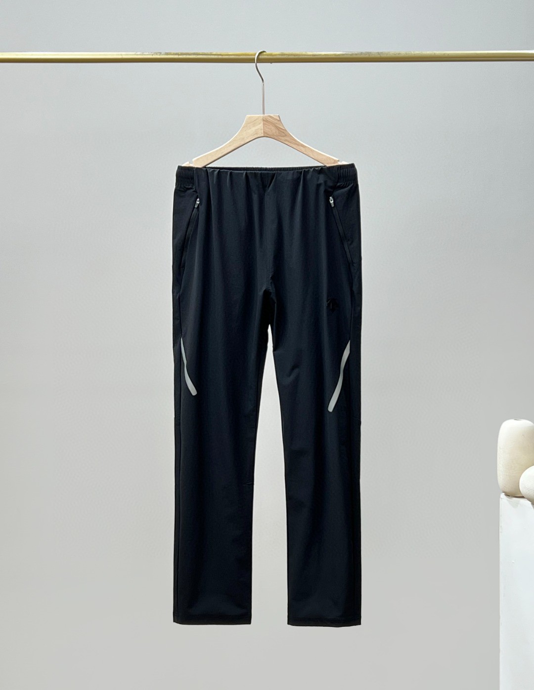 NO:115882,For [Top version, differentiate currency] DESCENTE Spring New Training Sports and Fitness Men's Woven Sports Trousers New Model Number D4331TF Sports Trousers made of textured woven fabric. The fabric is lightweight and comfortable, straight and stylish, and has been DWR treatment, windproof, water-proof, wear-resistant, and snow-proof. Paired with ACTIVE sports style cut, it fits the body contour, reduces sports resistance, and brings a comfortable feeling to wear!  The knee-side hot press fitting process is processed in details, which is flat and beautiful, low-key and textured!  Outdoor sports rock climbing / Alpine climbing / Hiking / Outdoor hiking Daily, leisure, city commuting, outdoor and cycling are all available!  Color black Size M - 3XL Waist and hip trousers recommended weight M 75 10296 90-L 80 107 98 -140 XL 85 112 100 140-160 XXL 90117 102 160-180 3XL 95121 104 180-200,,tom ford,alexander wang19860909供【顶级版本 区别通货】DESCENTE迪桑特春季新款训练运动健身男士梭织运动长裤新款 款号D4331TF 采用质感梭织面料制成的运动长裤.面料轻质舒爽,挺阔有型,且经DWR处理,防风,防泼水,耐磨、防落雪 搭配ACTIVE运动版型裁剪,贴合身体轮廓,减少运动阻力,带来舒适穿着体感！膝侧热压贴合工艺处理细节,平整美观,低调有质感！户外运动攀岩 / 高山攀登 / 远足 / 野外徒步 日常、休闲、城市通勤、户外、骑行运动皆可！ 颜色黑色  尺码 M - 3XL 腰围臀围裤长建议体重 M 75 10296 90－ L 80 107 98 －140 XL 85 112 100 140－160 XXL 90117 102 160－180 3XL 95121 104 180－200,,tom ford,alexander wang,Men's clothing