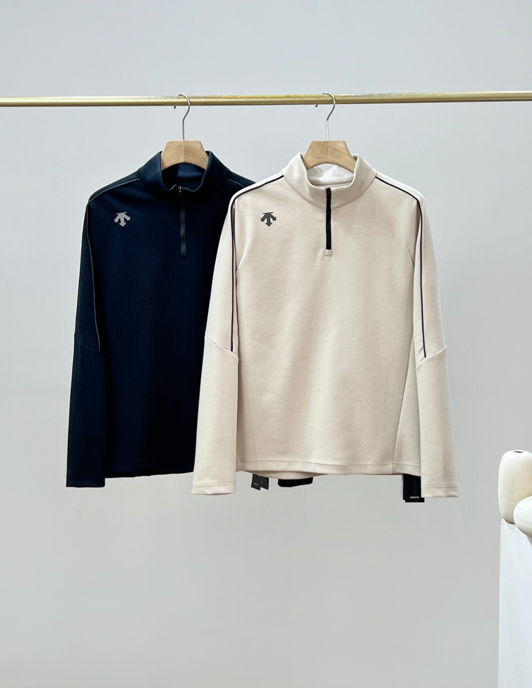 NO:115888,Supply [top version, counter exactly the same] DESCENTE running series sports fitness men's semi-zipper knitted pullover spring and autumn new air cotton long-sleeved stand-collar sweatshirt tops that can be controlled by both men and women!  It can be matched with couples. You can wear it alone in spring and autumn. You can wear it inside in winter!  The counter is on sale simultaneously. The number D4491RHT01 (counter level! mixed-selling version) The top made of DiSant's original haute couture classic air layer cotton knitted fabric {not comparable to ordinary air layer in the market} is delicate in touch, soft and skin-friendly, with a semi-zippered small stand collar design, simple and stylish!  Match ACTIV sports three-dimensional cutting!  Give the wearer a comfortable covering, suitable for single wear or inner wear. Color Black Khaki Size: M-3XL M Bust 102 Rotary sleeve length 74 Clothes length 64 Recommended 100–120 catties L Bust 108 Rotary sleeve length 76 Clothes length 66 Recommended 120–140 catties XL Bust 114 Rotary sleeve length 78 Clothes length 69 Recommended 140-155 catties XXL Bust 119 Rotary sleeve length 80 Clothes length 71 Recommended 155-catties XXXL Bust 122 Rotary sleeve length 82 Clothes length 74 Recommended -190 catties, hoodie, sweatshirts, alexander wang19860909供【顶级版本 专柜一模一样】DESCENTE迪桑特跑步系列运动健身男士半拉链针织套头衫春秋 新款空气棉长袖立领卫衣上衣 男女都能驾驭！可做情侣款搭配 春秋可以单穿 冬季可以内搭！ 专柜同步在售款号D4491RHT01（专柜级别！混卖版本） 采用迪桑特原厂高定经典空气层棉质针织面料制成的上衣{非市场一般空气层可比}触感细腻,柔软亲肤,半拉链小立领设计,简约有型！搭配ACTIV运动立体裁剪！给予穿着者舒适遮盖,适合单穿或者内搭. 颜色 黑色 卡其 尺码: M-3XL M 胸围102 通肩袖长74 衣长64建议100–120斤 L胸围108 通肩袖长76衣长66建议120–140斤 XL 胸围114 通肩袖长78 衣长69建议140-155斤 XXL 胸围119 通肩袖长80 衣长71建议155-斤 XXXL 胸围122 通肩袖长82衣长74建议-190斤,,hoodie,sweatshirts,alexander wang,Men's clothing