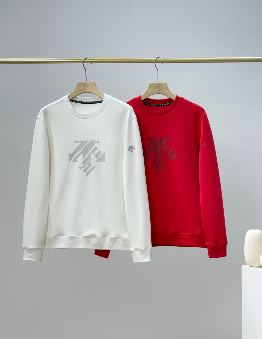 NO:115885,Supplied for [top version, differentiated currency] 2025 new DESCENTE ESSENTIAL series men's knitted pullover air layer sweater new early spring product item number D5131EHT50 (counter level! mixed sale version) Simple and comfortable sports round neck pullover. Made of (customized bead air layer) NUBORN AIR air layer fabric, the fabric feels delicate, soft and skin-friendly, giving comfortable covering. Multiple colors are available, and can be comfortable from daily sports, color Chinese red White Size: M-3XL (unit centimeters) M Size Bust 108 Clothes length 66 Shoulder width 46 Sleeve length 62 [recommended 100-130 catties] L Size Bust 112 Clothes length 68 Shoulder width 48 Sleeve length 63 [recommended 130-catties] XL Size Bust 116  70 length, shoulder width, 50 sleeve length, 65 [suggested - 170 catties] 2XL size bust 120 length, 72 shoulder width, 51 sleeve length, 66 [suggested 170-190 catties] 3XL size bust 124 length, 75 shoulder width, 52 sleeve length, 67 [suggested 190-210 catties] [suggested weight is suitable for most people, you can choose according to your own dressing habits], hoodie, sweatshirts, alexander wang19860909供【顶级版本 区别通货】2025新款DESCENTE迪桑特ESSENTIAL系列男士针织套头衫空气层卫衣早春新品 货号D5131EHT50（专柜级别！混卖版本） 简约舒适的运动圆领套头衫.采用（定制珠地空气层）NUBORN AIR空气层面料制作,面料触感细腻,柔软亲肤,给予舒适遮盖.多色可选,从运动日常都能舒适随行颜色中国红 白色尺码:M-3XL（单位厘米） M码 胸围108 衣长66 肩宽46袖长62【建议100-130斤】 L码 胸围112 衣长68 肩宽48袖长63【建议130-斤】 XL码 胸围116 衣长70 肩宽50袖长65【建议-170斤】 2XL码 胸围120 衣长72 肩宽51袖长66【建议170-190斤】 3XL码 胸围124 衣长75 肩宽52袖长67【建议190-210斤】【建议体重适合大部分人,可根据自身穿衣习惯自行选择】,,hoodie,sweatshirts,alexander wang,Men's clothing