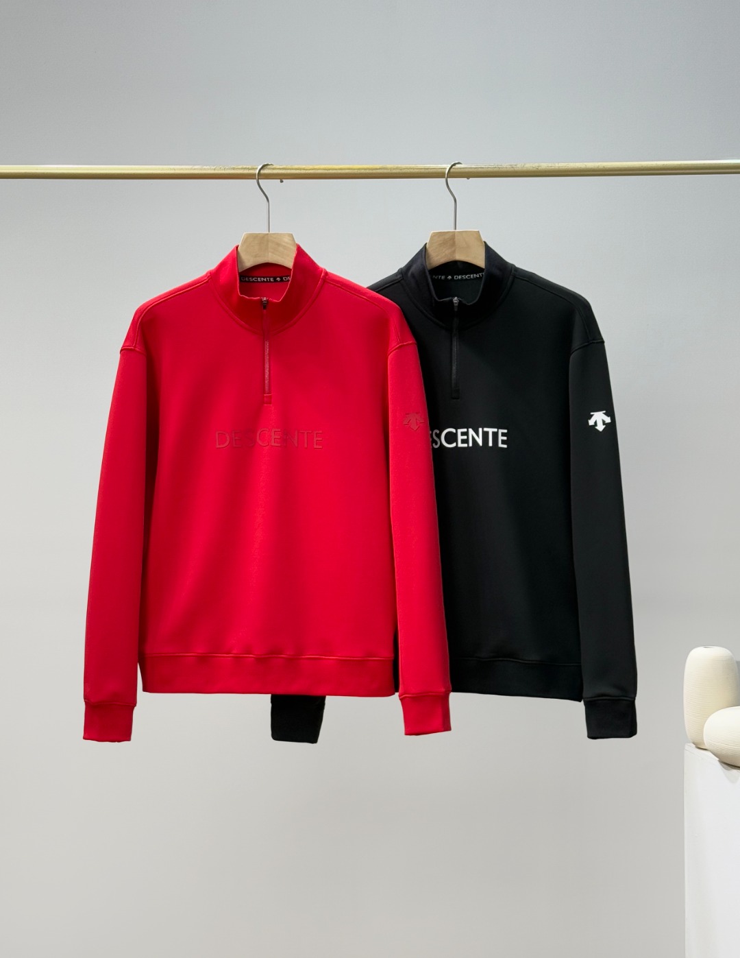 NO:115873,Supplied for [top version, differentiation] 2025 DESCENTE ESSENTIAL series men and women's same loose knitted pullover sweater, new early spring product, model number D5193EHT50 ESSENTIAL life series knitted pullover sweater. Made of textured knitted fabric, the fabric has a delicate touch, soft and skin-friendly. Half-open zippered small stand-up collar design, creating a variety of styling while conveniently putting on and taking off. You can wear it alone or superimpose the same series of horse clips. Color Chinese red black Size M-3XL (loose style) M Size Bust 114 Length 66 Shoulder width 51 Sleeve length 61 [recommended 100-130 catties] L Size Bust 118 Length 68 Shoulder width 52 Sleeve length 62 [recommended 130-150 catties] XL Size Bust 122  70 length, shoulder width, 53 sleeve length, 64 [150-catties recommended] 2XL size, bust 126 length, 72 shoulder width, 54 sleeve length, 65 [190 catties recommended] 3XL size, bust 130 length, 74 shoulder width, 55 sleeve length, 66 [190-210 catties recommended] [It is recommended that the weight is suitable for most people, you can choose according to your own dressing habits], hoodie, sweatshirts, alexander wang19860909供【顶级版本 区别通货】2025款DESCENTE迪桑特ESSENTIAL系列男女同款宽松针织套头衫早春新品 款号 D5193EHT50 ESSENTIAL生活系列针织套头卫衣. 采用质感针织面料制作, 面料触感细腻,柔软亲肤. 半开拉链小立领设计, 便捷穿脱的同时打造多样造型感. 可单穿或叠加同系列马夹穿着 颜色中国红 黑色 尺码M-3XL（版型宽松） M码 胸围114 衣长66 肩宽51袖长61【建议100-130斤】 L码 胸围118 衣长68 肩宽52袖长62【建议130-150斤】 XL码 胸围122 衣长70 肩宽53袖长64【建议150-斤】 2XL码 胸围126 衣长72 肩宽54袖长65【建议-190斤】 3XL码 胸围130 衣长74 肩宽55袖长66【建议190-210斤】【建议体重适合大部分人,可根据自身穿衣习惯自行选择】,,hoodie,sweatshirts,alexander wang,Men's clothing