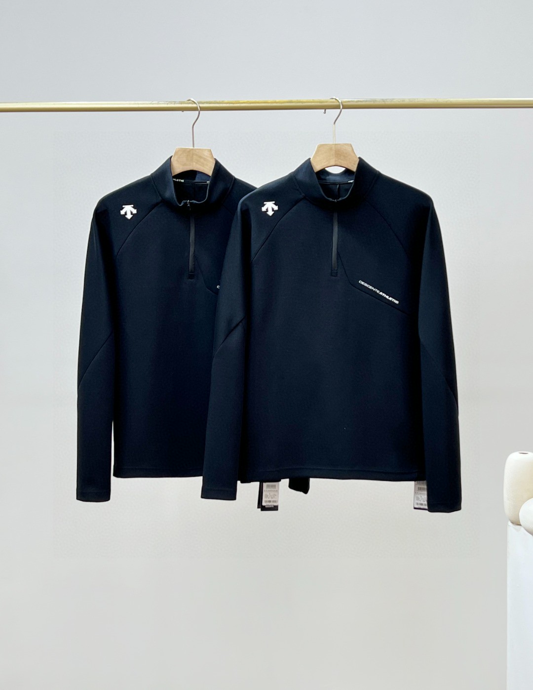 NO:115879,Supply for [Top version, differentiation currency] DESCENTE DESCENTE comprehensive training sports fitness men's small stand collar thermal inner long-sleeved sweater spring and autumn air cotton long-sleeved sweater model number D4431TTL37A top made of DeSCENTE original haute couture classic air layer knitted fabric {not comparable to ordinary air layer in the market} delicate touch, soft and skin-friendly, semi-zippered small stand collar design, simple and stylish!  Convenient to put on and take off while providing flexibility and comfort Color Black Size: M-3XL M Bust 102 Rotary sleeve length 74 Clothes length 64 Recommended 100-catties L Bust 108 Rotary sleeve length 76 Clothes length 66 Recommended – 140 catties XL Bust 114 Rotary sleeve length 78 Clothes length 69 Recommended 140-155 catties XXL Bust 119 Rotary sleeve length 80 Clothes length 71 Recommended 155-catties XXXL Bust 122 Rotary sleeve length 82 Clothes length 74 Recommended - 190 catties, hoodie, sweatshirts, alexander wang19860909供【顶级版本 区别通货】DESCENTE迪桑特综训运动健身男士小立领保暖内搭长袖针织衫春秋季空气棉长袖卫衣 款号D4431TTL37A 采用迪桑特原厂高定经典空气层针织面料制成的上衣{非市场一般空气层可比}触感细腻,柔软亲肤,半拉链小立领设计,简约有型！方便穿脱的同时提供灵活性与舒适度 颜色 黑色 尺码: M-3XL M 胸围102 通肩袖长74 衣长64建议100–斤 L胸围108 通肩袖长76衣长66建议–140斤 XL 胸围114 通肩袖长78 衣长69建议140-155斤 XXL 胸围119 通肩袖长80 衣长71建议155-斤 XXXL 胸围122 通肩袖长82衣长74建议-190斤,,hoodie,sweatshirts,alexander wang,Men's clothing