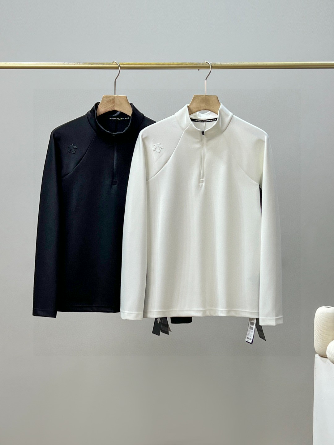 NO:115876,For [Top version, differentiate currency] DESCENTE Spring and Autumn Training Sports Men's Half Zipper Inner Long Sleeve Sweater New Sweater Model Number D4131TTL50 [High-quality Counter Synchronization] TRAINING Series Classic Half Zipper Model Design Long Sleeve Sweater·Made of Solotex Double-sided Cloth, the fabric is made of 55 High-Precision Cotton 40 Polyester 5 Spandex blend, delicate touch, warm and skin-friendly, and rich elasticity. Paired with a one-piece ragdoll sleeve design, it is more suitable for the body's sports outline and increases the exercise space. A very practical top!  You can wear it alone in spring and autumn, but it is also a matching artifact in winter. You can wear it in three seasons all year round!  Wear it alone in spring and autumn, and it is also a matching tool in winter!  Color Black White Size: M-3XL M Bust 102 Rotary sleeve length 74 Clothes length 64 Recommended 100-125 catties L Bust 108 Rotary sleeve length 76 Clothes length 66 Recommended 125-140 catties XL Bust 114 Rotary sleeve length 78 Clothes length 69 Recommended 140-160 catties XXL Bust 119 Rotary sleeve length 80 Clothes length 71 Recommended 160-180 catties XXXL Bust 122 Rotary sleeve length 82 Clothes length 74 Recommended 180-200 catties, hoodie, sweatshirts, alexander wang19860909供【顶级版本 区别通货】DESCENTE迪桑特春秋款训练运动男士半拉链内搭长袖针织衫新款卫衣款号D4131TTL50【高品质专柜同步】 TRAINING系列经典半开拉链款型设计长袖针织衫·采用solotex双面布制作,面料采用55高精棉40涤5氨纶混纺而成,触感细腻,保暖亲肤,且弹性丰富.搭配一片式插肩袖设计,更贴合身体运动轮廓,增加运动空间 非常实用的一款上衣！春秋可以单穿,冬天还是一件搭配神器,一年四季可以穿三个季节！春秋单穿,冬天还是一件搭配神器！ 颜色 黑色 白色 尺码: M-3XL M 胸围102 通肩袖长74 衣长64建议100–125斤 L胸围108 通肩袖长76衣长66建议125–140斤 XL 胸围114 通肩袖长78 衣长69建议140-160斤 XXL 胸围119 通肩袖长80 衣长71建议160-180斤 XXXL 胸围122 通肩袖长82衣长74建议180-200斤,,hoodie,sweatshirts,alexander wang,Men's clothing