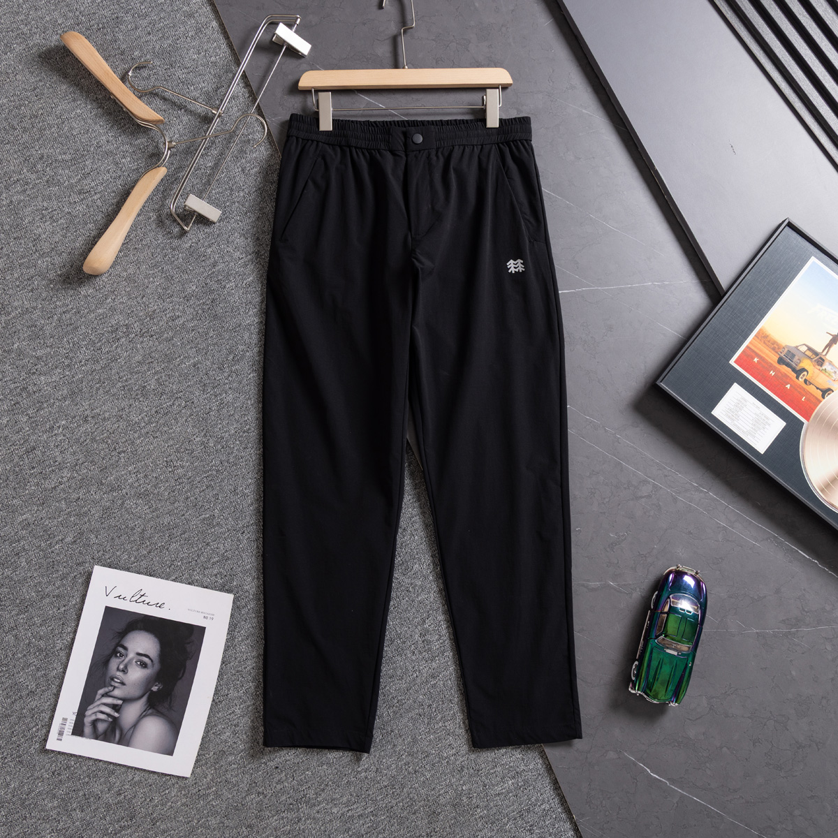 💰135KL可隆KolonSport25夏季薄款男户外火山岩科技防泼水休闲速干直筒裤子抗菌V形版休闲男裤
采用新型TECHNOLOGY火山岩科技面料（锦纶72%聚酯纤维17%氨纶11%），具有防泼水、抗污、抗菌、防晒性能
升级加入LYCRA®莱卡纤维，保障持久弹力运动性能
松紧腰+一粒扣拉链门襟， 不破坏原来腰头的美观度 达到一定的舒展量性能 
通身3个拉链式的隐藏口袋，出门安全感十分
看似平平无奇的简约款式，但技术性能一点也不简单。适应运动 休闲 日常等各种场合穿，随便搭配个运动鞋 休闲裤 都ok
全新V-FIT版型，臀部及大腿部位设有余量，便于大幅运动
封神，各位boss 不仅户外可以穿，商务休闲搭配也完全可以
软壳质地柔韧轻盈不拘束，布面致密柔韧有筋骨
户外爱好者必入这一条！品质杠杠硬 
颜色： 黑色
尺码：L  XL  XXL  3XL  4XL
尺码推荐：
L适合130斤以内        XL适合130–150斤
XXL适合150–170斤    3XL适合170–190斤   4XL适合190–210斤