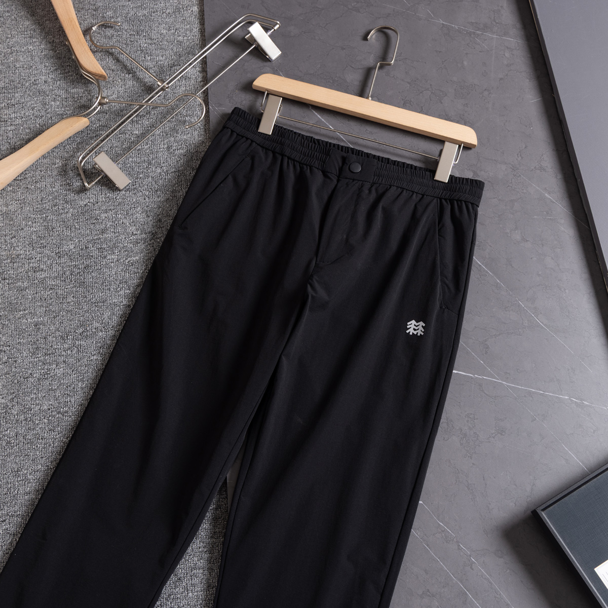 💰135KL可隆KolonSport25夏季薄款男户外火山岩科技防泼水休闲速干直筒裤子抗菌V形版休闲男裤
采用新型TECHNOLOGY火山岩科技面料（锦纶72%聚酯纤维17%氨纶11%），具有防泼水、抗污、抗菌、防晒性能
升级加入LYCRA®莱卡纤维，保障持久弹力运动性能
松紧腰+一粒扣拉链门襟， 不破坏原来腰头的美观度 达到一定的舒展量性能 
通身3个拉链式的隐藏口袋，出门安全感十分
看似平平无奇的简约款式，但技术性能一点也不简单。适应运动 休闲 日常等各种场合穿，随便搭配个运动鞋 休闲裤 都ok
全新V-FIT版型，臀部及大腿部位设有余量，便于大幅运动
封神，各位boss 不仅户外可以穿，商务休闲搭配也完全可以
软壳质地柔韧轻盈不拘束，布面致密柔韧有筋骨
户外爱好者必入这一条！品质杠杠硬 
颜色： 黑色
尺码：L  XL  XXL  3XL  4XL
尺码推荐：
L适合130斤以内        XL适合130–150斤
XXL适合150–170斤    3XL适合170–190斤   4XL适合190–210斤