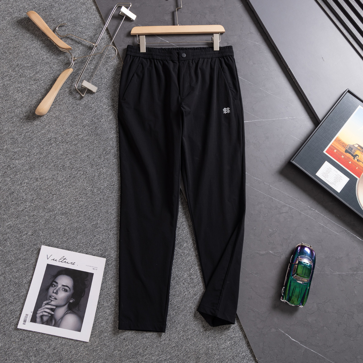 💰135KL可隆KolonSport25夏季薄款男户外火山岩科技防泼水休闲速干直筒裤子抗菌V形版休闲男裤
采用新型TECHNOLOGY火山岩科技面料（锦纶72%聚酯纤维17%氨纶11%），具有防泼水、抗污、抗菌、防晒性能
升级加入LYCRA®莱卡纤维，保障持久弹力运动性能
松紧腰+一粒扣拉链门襟， 不破坏原来腰头的美观度 达到一定的舒展量性能 
通身3个拉链式的隐藏口袋，出门安全感十分
看似平平无奇的简约款式，但技术性能一点也不简单。适应运动 休闲 日常等各种场合穿，随便搭配个运动鞋 休闲裤 都ok
全新V-FIT版型，臀部及大腿部位设有余量，便于大幅运动
封神，各位boss 不仅户外可以穿，商务休闲搭配也完全可以
软壳质地柔韧轻盈不拘束，布面致密柔韧有筋骨
户外爱好者必入这一条！品质杠杠硬 
颜色： 黑色
尺码：L  XL  XXL  3XL  4XL
尺码推荐：
L适合130斤以内        XL适合130–150斤
XXL适合150–170斤    3XL适合170–190斤   4XL适合190–210斤