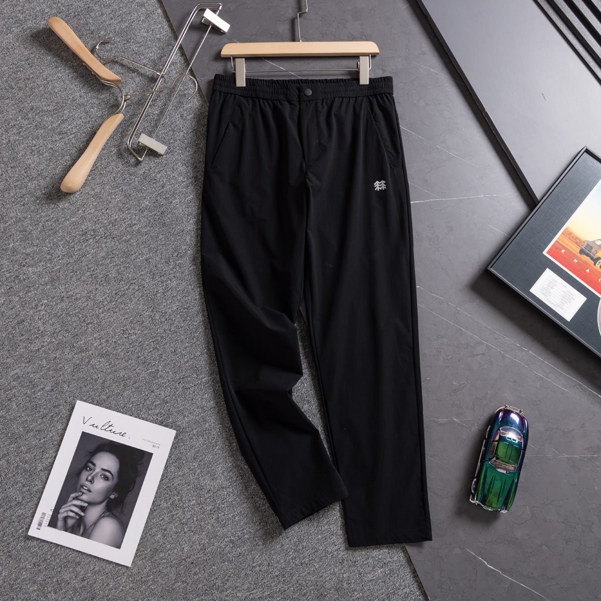 💰135KL可隆KolonSport25夏季薄款男户外火山岩科技防泼水休闲速干直筒裤子抗菌V形版休闲男裤
采用新型TECHNOLOGY火山岩科技面料（锦纶72%聚酯纤维17%氨纶11%），具有防泼水、抗污、抗菌、防晒性能
升级加入LYCRA®莱卡纤维，保障持久弹力运动性能
松紧腰+一粒扣拉链门襟， 不破坏原来腰头的美观度 达到一定的舒展量性能 
通身3个拉链式的隐藏口袋，出门安全感十分
看似平平无奇的简约款式，但技术性能一点也不简单。适应运动 休闲 日常等各种场合穿，随便搭配个运动鞋 休闲裤 都ok
全新V-FIT版型，臀部及大腿部位设有余量，便于大幅运动
封神，各位boss 不仅户外可以穿，商务休闲搭配也完全可以
软壳质地柔韧轻盈不拘束，布面致密柔韧有筋骨
户外爱好者必入这一条！品质杠杠硬 
颜色： 黑色
尺码：L  XL  XXL  3XL  4XL
尺码推荐：
L适合130斤以内        XL适合130–150斤
XXL适合150–170斤    3XL适合170–190斤   4XL适合190–210斤