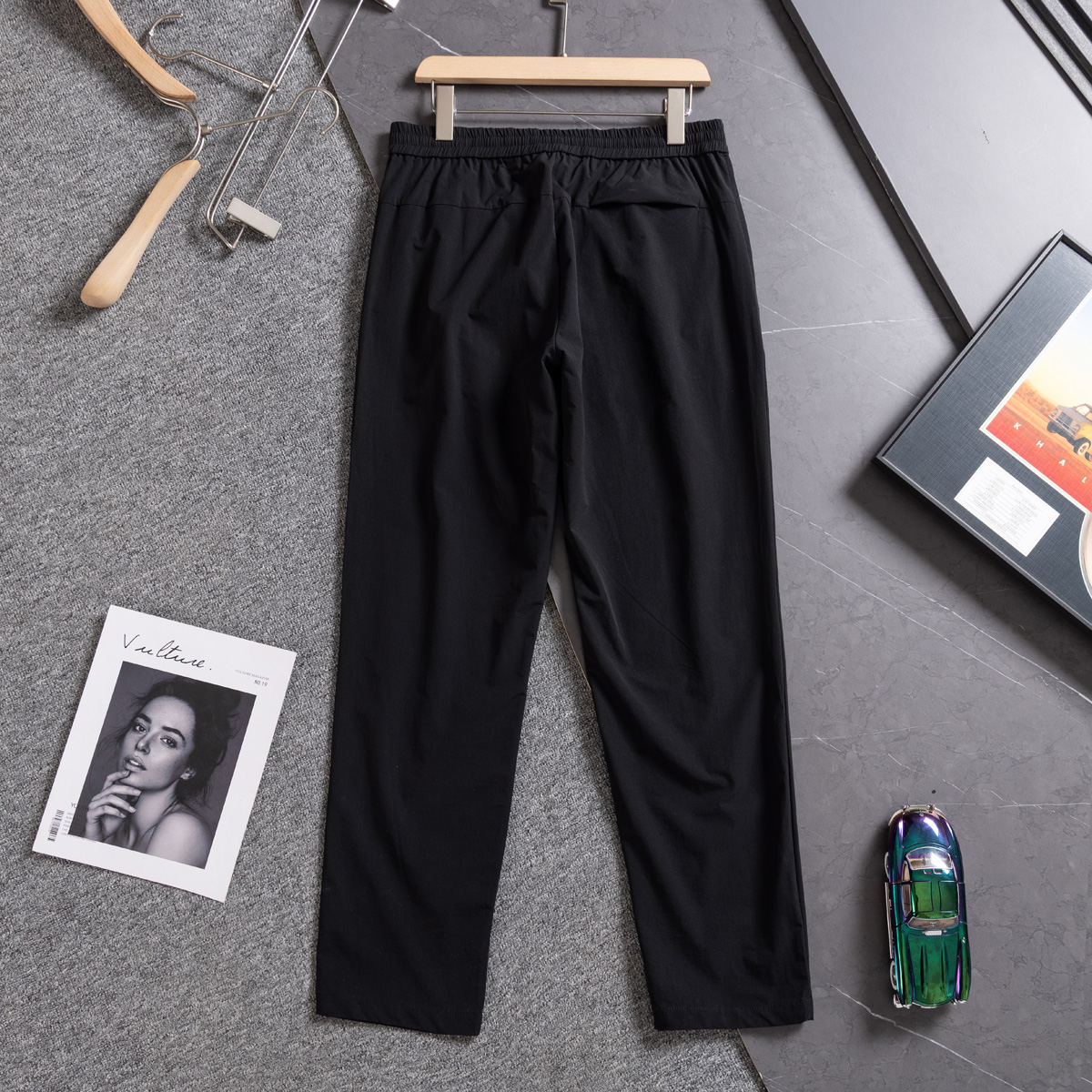 💰135KL可隆KolonSport25夏季薄款男户外火山岩科技防泼水休闲速干直筒裤子抗菌V形版休闲男裤
采用新型TECHNOLOGY火山岩科技面料（锦纶72%聚酯纤维17%氨纶11%），具有防泼水、抗污、抗菌、防晒性能
升级加入LYCRA®莱卡纤维，保障持久弹力运动性能
松紧腰+一粒扣拉链门襟， 不破坏原来腰头的美观度 达到一定的舒展量性能 
通身3个拉链式的隐藏口袋，出门安全感十分
看似平平无奇的简约款式，但技术性能一点也不简单。适应运动 休闲 日常等各种场合穿，随便搭配个运动鞋 休闲裤 都ok
全新V-FIT版型，臀部及大腿部位设有余量，便于大幅运动
封神，各位boss 不仅户外可以穿，商务休闲搭配也完全可以
软壳质地柔韧轻盈不拘束，布面致密柔韧有筋骨
户外爱好者必入这一条！品质杠杠硬 
颜色： 黑色
尺码：L  XL  XXL  3XL  4XL
尺码推荐：
L适合130斤以内        XL适合130–150斤
XXL适合150–170斤    3XL适合170–190斤   4XL适合190–210斤