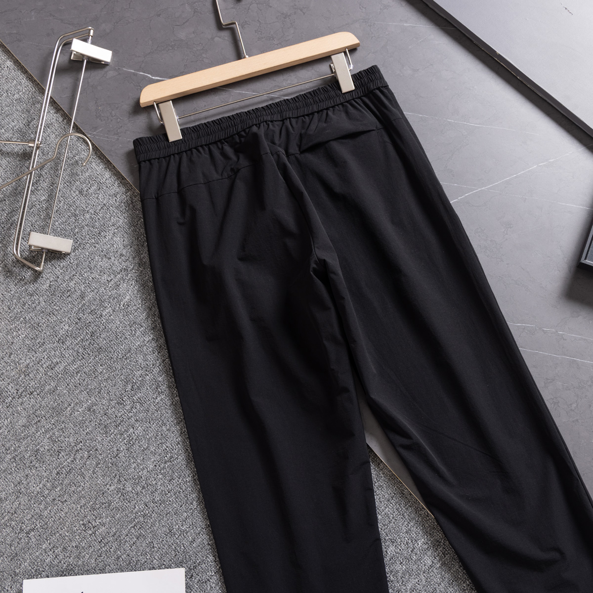 💰135KL可隆KolonSport25夏季薄款男户外火山岩科技防泼水休闲速干直筒裤子抗菌V形版休闲男裤
采用新型TECHNOLOGY火山岩科技面料（锦纶72%聚酯纤维17%氨纶11%），具有防泼水、抗污、抗菌、防晒性能
升级加入LYCRA®莱卡纤维，保障持久弹力运动性能
松紧腰+一粒扣拉链门襟， 不破坏原来腰头的美观度 达到一定的舒展量性能 
通身3个拉链式的隐藏口袋，出门安全感十分
看似平平无奇的简约款式，但技术性能一点也不简单。适应运动 休闲 日常等各种场合穿，随便搭配个运动鞋 休闲裤 都ok
全新V-FIT版型，臀部及大腿部位设有余量，便于大幅运动
封神，各位boss 不仅户外可以穿，商务休闲搭配也完全可以
软壳质地柔韧轻盈不拘束，布面致密柔韧有筋骨
户外爱好者必入这一条！品质杠杠硬 
颜色： 黑色
尺码：L  XL  XXL  3XL  4XL
尺码推荐：
L适合130斤以内        XL适合130–150斤
XXL适合150–170斤    3XL适合170–190斤   4XL适合190–210斤