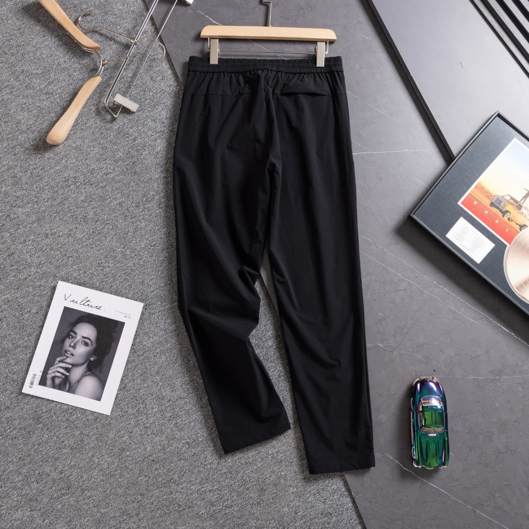 💰135KL可隆KolonSport25夏季薄款男户外火山岩科技防泼水休闲速干直筒裤子抗菌V形版休闲男裤
采用新型TECHNOLOGY火山岩科技面料（锦纶72%聚酯纤维17%氨纶11%），具有防泼水、抗污、抗菌、防晒性能
升级加入LYCRA®莱卡纤维，保障持久弹力运动性能
松紧腰+一粒扣拉链门襟， 不破坏原来腰头的美观度 达到一定的舒展量性能 
通身3个拉链式的隐藏口袋，出门安全感十分
看似平平无奇的简约款式，但技术性能一点也不简单。适应运动 休闲 日常等各种场合穿，随便搭配个运动鞋 休闲裤 都ok
全新V-FIT版型，臀部及大腿部位设有余量，便于大幅运动
封神，各位boss 不仅户外可以穿，商务休闲搭配也完全可以
软壳质地柔韧轻盈不拘束，布面致密柔韧有筋骨
户外爱好者必入这一条！品质杠杠硬 
颜色： 黑色
尺码：L  XL  XXL  3XL  4XL
尺码推荐：
L适合130斤以内        XL适合130–150斤
XXL适合150–170斤    3XL适合170–190斤   4XL适合190–210斤