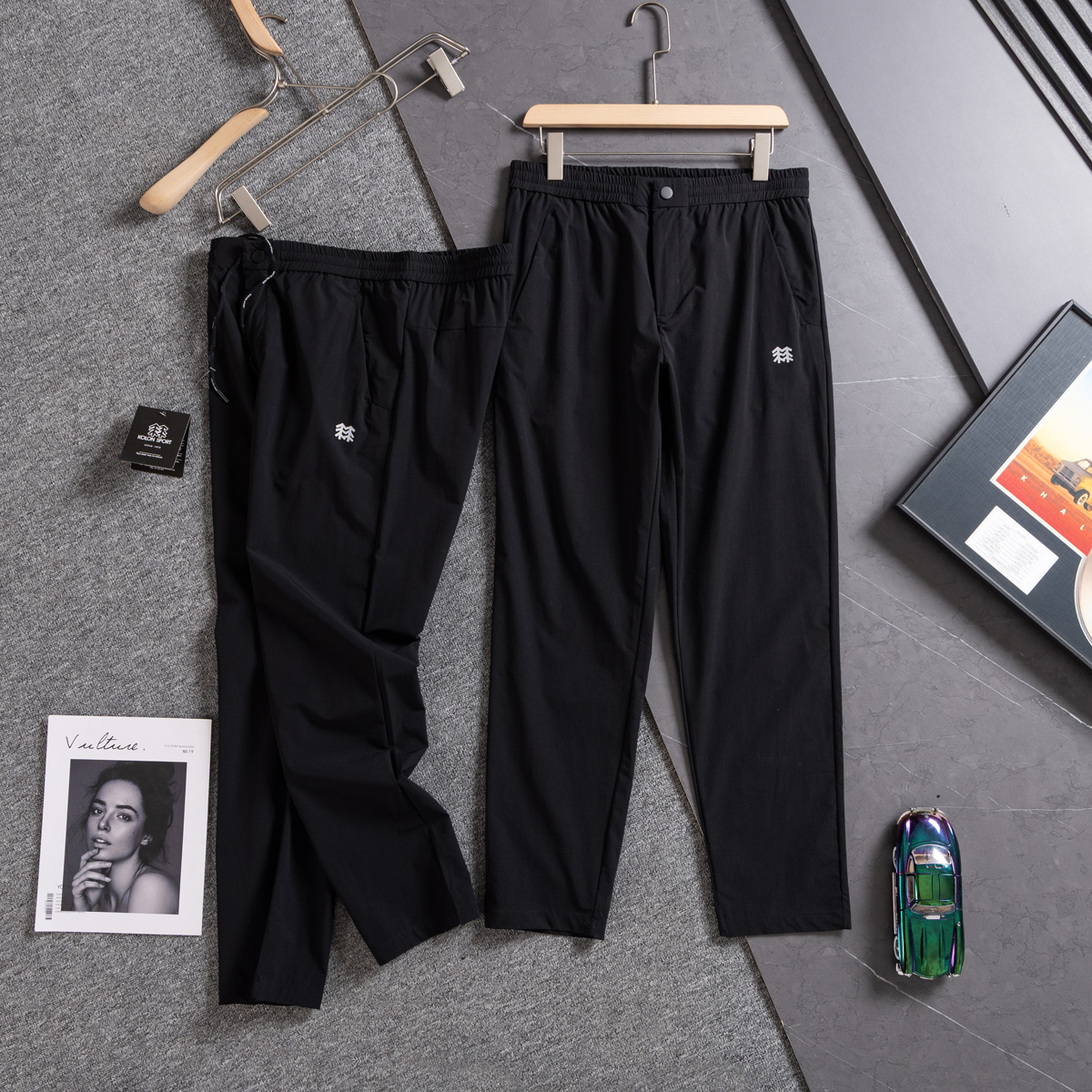 💰135KL可隆KolonSport25夏季薄款男户外火山岩科技防泼水休闲速干直筒裤子抗菌V形版休闲男裤
采用新型TECHNOLOGY火山岩科技面料（锦纶72%聚酯纤维17%氨纶11%），具有防泼水、抗污、抗菌、防晒性能
升级加入LYCRA®莱卡纤维，保障持久弹力运动性能
松紧腰+一粒扣拉链门襟， 不破坏原来腰头的美观度 达到一定的舒展量性能 
通身3个拉链式的隐藏口袋，出门安全感十分
看似平平无奇的简约款式，但技术性能一点也不简单。适应运动 休闲 日常等各种场合穿，随便搭配个运动鞋 休闲裤 都ok
全新V-FIT版型，臀部及大腿部位设有余量，便于大幅运动
封神，各位boss 不仅户外可以穿，商务休闲搭配也完全可以
软壳质地柔韧轻盈不拘束，布面致密柔韧有筋骨
户外爱好者必入这一条！品质杠杠硬 
颜色： 黑色
尺码：L  XL  XXL  3XL  4XL
尺码推荐：
L适合130斤以内        XL适合130–150斤
XXL适合150–170斤    3XL适合170–190斤   4XL适合190–210斤