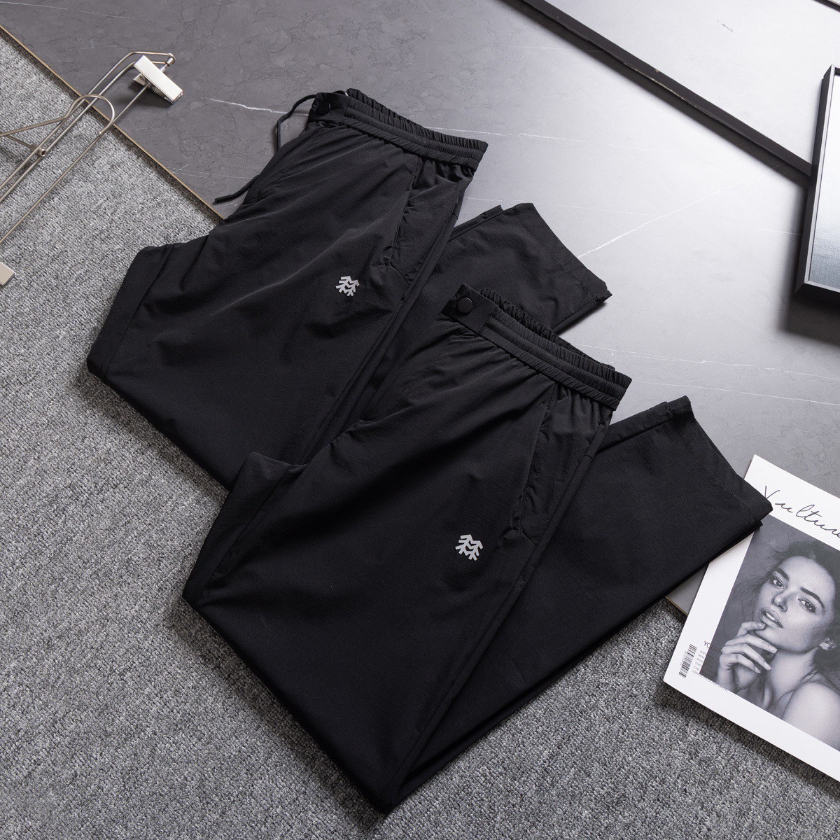 💰135KL可隆KolonSport25夏季薄款男户外火山岩科技防泼水休闲速干直筒裤子抗菌V形版休闲男裤
采用新型TECHNOLOGY火山岩科技面料（锦纶72%聚酯纤维17%氨纶11%），具有防泼水、抗污、抗菌、防晒性能
升级加入LYCRA®莱卡纤维，保障持久弹力运动性能
松紧腰+一粒扣拉链门襟， 不破坏原来腰头的美观度 达到一定的舒展量性能 
通身3个拉链式的隐藏口袋，出门安全感十分
看似平平无奇的简约款式，但技术性能一点也不简单。适应运动 休闲 日常等各种场合穿，随便搭配个运动鞋 休闲裤 都ok
全新V-FIT版型，臀部及大腿部位设有余量，便于大幅运动
封神，各位boss 不仅户外可以穿，商务休闲搭配也完全可以
软壳质地柔韧轻盈不拘束，布面致密柔韧有筋骨
户外爱好者必入这一条！品质杠杠硬 
颜色： 黑色
尺码：L  XL  XXL  3XL  4XL
尺码推荐：
L适合130斤以内        XL适合130–150斤
XXL适合150–170斤    3XL适合170–190斤   4XL适合190–210斤