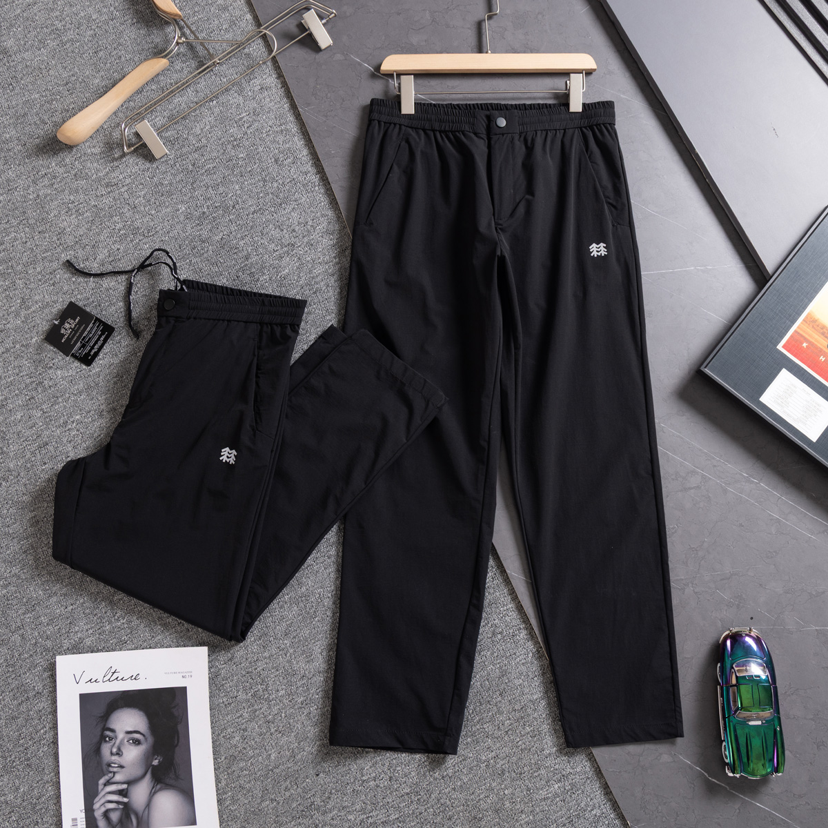 💰135KL可隆KolonSport25夏季薄款男户外火山岩科技防泼水休闲速干直筒裤子抗菌V形版休闲男裤
采用新型TECHNOLOGY火山岩科技面料（锦纶72%聚酯纤维17%氨纶11%），具有防泼水、抗污、抗菌、防晒性能
升级加入LYCRA®莱卡纤维，保障持久弹力运动性能
松紧腰+一粒扣拉链门襟， 不破坏原来腰头的美观度 达到一定的舒展量性能 
通身3个拉链式的隐藏口袋，出门安全感十分
看似平平无奇的简约款式，但技术性能一点也不简单。适应运动 休闲 日常等各种场合穿，随便搭配个运动鞋 休闲裤 都ok
全新V-FIT版型，臀部及大腿部位设有余量，便于大幅运动
封神，各位boss 不仅户外可以穿，商务休闲搭配也完全可以
软壳质地柔韧轻盈不拘束，布面致密柔韧有筋骨
户外爱好者必入这一条！品质杠杠硬 
颜色： 黑色
尺码：L  XL  XXL  3XL  4XL
尺码推荐：
L适合130斤以内        XL适合130–150斤
XXL适合150–170斤    3XL适合170–190斤   4XL适合190–210斤