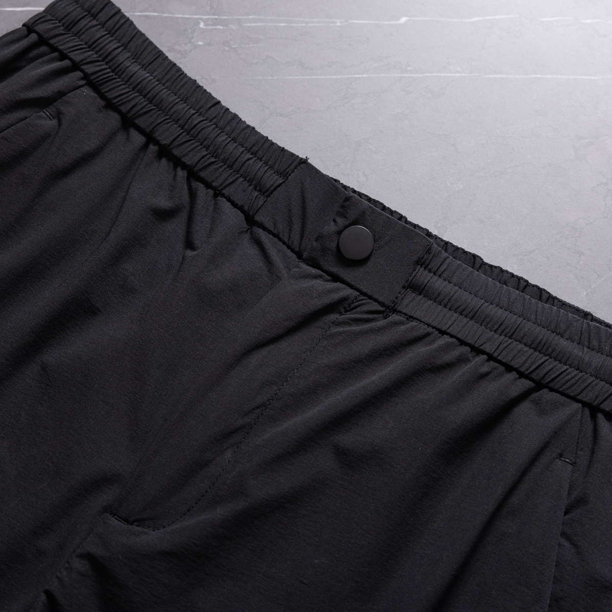 💰135KL可隆KolonSport25夏季薄款男户外火山岩科技防泼水休闲速干直筒裤子抗菌V形版休闲男裤
采用新型TECHNOLOGY火山岩科技面料（锦纶72%聚酯纤维17%氨纶11%），具有防泼水、抗污、抗菌、防晒性能
升级加入LYCRA®莱卡纤维，保障持久弹力运动性能
松紧腰+一粒扣拉链门襟， 不破坏原来腰头的美观度 达到一定的舒展量性能 
通身3个拉链式的隐藏口袋，出门安全感十分
看似平平无奇的简约款式，但技术性能一点也不简单。适应运动 休闲 日常等各种场合穿，随便搭配个运动鞋 休闲裤 都ok
全新V-FIT版型，臀部及大腿部位设有余量，便于大幅运动
封神，各位boss 不仅户外可以穿，商务休闲搭配也完全可以
软壳质地柔韧轻盈不拘束，布面致密柔韧有筋骨
户外爱好者必入这一条！品质杠杠硬 
颜色： 黑色
尺码：L  XL  XXL  3XL  4XL
尺码推荐：
L适合130斤以内        XL适合130–150斤
XXL适合150–170斤    3XL适合170–190斤   4XL适合190–210斤