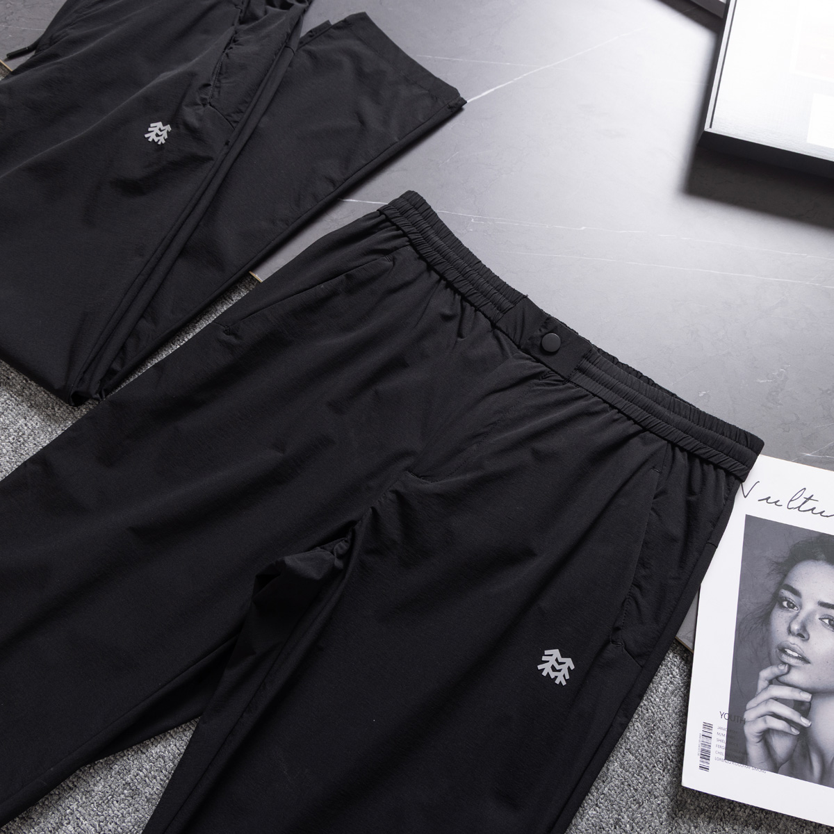 💰135KL可隆KolonSport25夏季薄款男户外火山岩科技防泼水休闲速干直筒裤子抗菌V形版休闲男裤
采用新型TECHNOLOGY火山岩科技面料（锦纶72%聚酯纤维17%氨纶11%），具有防泼水、抗污、抗菌、防晒性能
升级加入LYCRA®莱卡纤维，保障持久弹力运动性能
松紧腰+一粒扣拉链门襟， 不破坏原来腰头的美观度 达到一定的舒展量性能 
通身3个拉链式的隐藏口袋，出门安全感十分
看似平平无奇的简约款式，但技术性能一点也不简单。适应运动 休闲 日常等各种场合穿，随便搭配个运动鞋 休闲裤 都ok
全新V-FIT版型，臀部及大腿部位设有余量，便于大幅运动
封神，各位boss 不仅户外可以穿，商务休闲搭配也完全可以
软壳质地柔韧轻盈不拘束，布面致密柔韧有筋骨
户外爱好者必入这一条！品质杠杠硬 
颜色： 黑色
尺码：L  XL  XXL  3XL  4XL
尺码推荐：
L适合130斤以内        XL适合130–150斤
XXL适合150–170斤    3XL适合170–190斤   4XL适合190–210斤