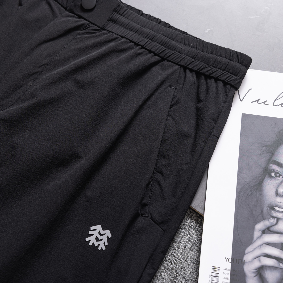 💰135KL可隆KolonSport25夏季薄款男户外火山岩科技防泼水休闲速干直筒裤子抗菌V形版休闲男裤
采用新型TECHNOLOGY火山岩科技面料（锦纶72%聚酯纤维17%氨纶11%），具有防泼水、抗污、抗菌、防晒性能
升级加入LYCRA®莱卡纤维，保障持久弹力运动性能
松紧腰+一粒扣拉链门襟， 不破坏原来腰头的美观度 达到一定的舒展量性能 
通身3个拉链式的隐藏口袋，出门安全感十分
看似平平无奇的简约款式，但技术性能一点也不简单。适应运动 休闲 日常等各种场合穿，随便搭配个运动鞋 休闲裤 都ok
全新V-FIT版型，臀部及大腿部位设有余量，便于大幅运动
封神，各位boss 不仅户外可以穿，商务休闲搭配也完全可以
软壳质地柔韧轻盈不拘束，布面致密柔韧有筋骨
户外爱好者必入这一条！品质杠杠硬 
颜色： 黑色
尺码：L  XL  XXL  3XL  4XL
尺码推荐：
L适合130斤以内        XL适合130–150斤
XXL适合150–170斤    3XL适合170–190斤   4XL适合190–210斤