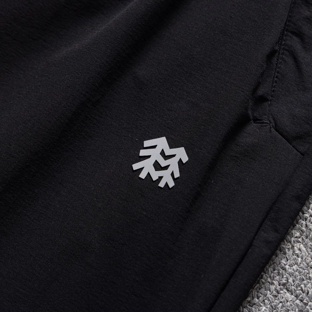 💰135KL可隆KolonSport25夏季薄款男户外火山岩科技防泼水休闲速干直筒裤子抗菌V形版休闲男裤
采用新型TECHNOLOGY火山岩科技面料（锦纶72%聚酯纤维17%氨纶11%），具有防泼水、抗污、抗菌、防晒性能
升级加入LYCRA®莱卡纤维，保障持久弹力运动性能
松紧腰+一粒扣拉链门襟， 不破坏原来腰头的美观度 达到一定的舒展量性能 
通身3个拉链式的隐藏口袋，出门安全感十分
看似平平无奇的简约款式，但技术性能一点也不简单。适应运动 休闲 日常等各种场合穿，随便搭配个运动鞋 休闲裤 都ok
全新V-FIT版型，臀部及大腿部位设有余量，便于大幅运动
封神，各位boss 不仅户外可以穿，商务休闲搭配也完全可以
软壳质地柔韧轻盈不拘束，布面致密柔韧有筋骨
户外爱好者必入这一条！品质杠杠硬 
颜色： 黑色
尺码：L  XL  XXL  3XL  4XL
尺码推荐：
L适合130斤以内        XL适合130–150斤
XXL适合150–170斤    3XL适合170–190斤   4XL适合190–210斤