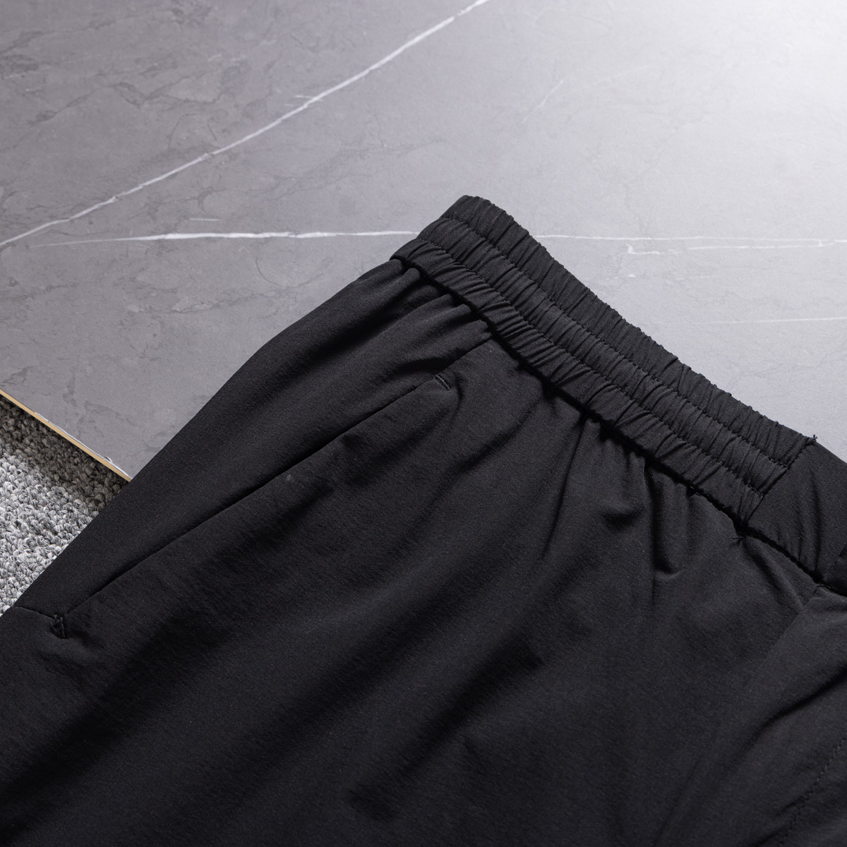 💰135KL可隆KolonSport25夏季薄款男户外火山岩科技防泼水休闲速干直筒裤子抗菌V形版休闲男裤
采用新型TECHNOLOGY火山岩科技面料（锦纶72%聚酯纤维17%氨纶11%），具有防泼水、抗污、抗菌、防晒性能
升级加入LYCRA®莱卡纤维，保障持久弹力运动性能
松紧腰+一粒扣拉链门襟， 不破坏原来腰头的美观度 达到一定的舒展量性能 
通身3个拉链式的隐藏口袋，出门安全感十分
看似平平无奇的简约款式，但技术性能一点也不简单。适应运动 休闲 日常等各种场合穿，随便搭配个运动鞋 休闲裤 都ok
全新V-FIT版型，臀部及大腿部位设有余量，便于大幅运动
封神，各位boss 不仅户外可以穿，商务休闲搭配也完全可以
软壳质地柔韧轻盈不拘束，布面致密柔韧有筋骨
户外爱好者必入这一条！品质杠杠硬 
颜色： 黑色
尺码：L  XL  XXL  3XL  4XL
尺码推荐：
L适合130斤以内        XL适合130–150斤
XXL适合150–170斤    3XL适合170–190斤   4XL适合190–210斤