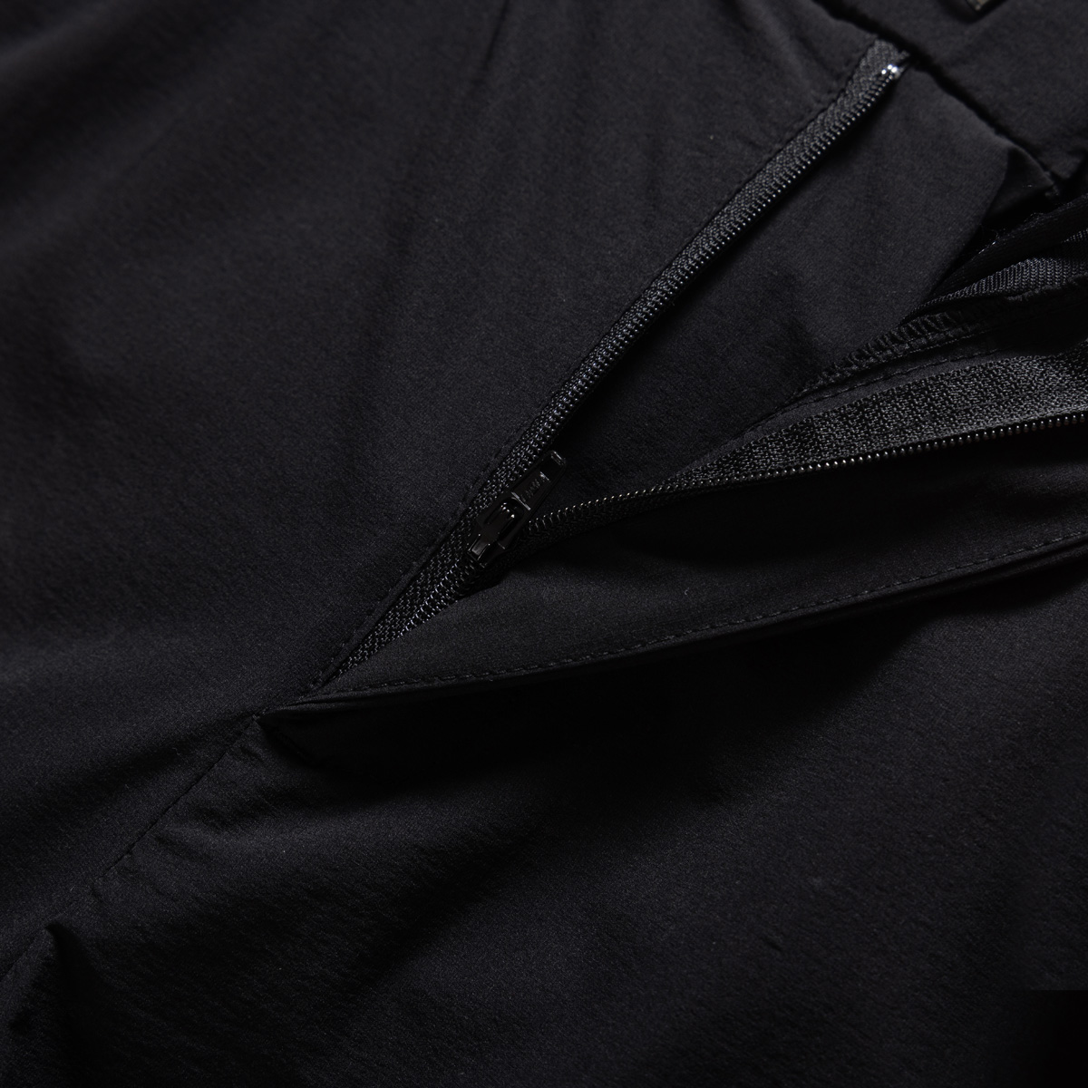 💰135KL可隆KolonSport25夏季薄款男户外火山岩科技防泼水休闲速干直筒裤子抗菌V形版休闲男裤
采用新型TECHNOLOGY火山岩科技面料（锦纶72%聚酯纤维17%氨纶11%），具有防泼水、抗污、抗菌、防晒性能
升级加入LYCRA®莱卡纤维，保障持久弹力运动性能
松紧腰+一粒扣拉链门襟， 不破坏原来腰头的美观度 达到一定的舒展量性能 
通身3个拉链式的隐藏口袋，出门安全感十分
看似平平无奇的简约款式，但技术性能一点也不简单。适应运动 休闲 日常等各种场合穿，随便搭配个运动鞋 休闲裤 都ok
全新V-FIT版型，臀部及大腿部位设有余量，便于大幅运动
封神，各位boss 不仅户外可以穿，商务休闲搭配也完全可以
软壳质地柔韧轻盈不拘束，布面致密柔韧有筋骨
户外爱好者必入这一条！品质杠杠硬 
颜色： 黑色
尺码：L  XL  XXL  3XL  4XL
尺码推荐：
L适合130斤以内        XL适合130–150斤
XXL适合150–170斤    3XL适合170–190斤   4XL适合190–210斤