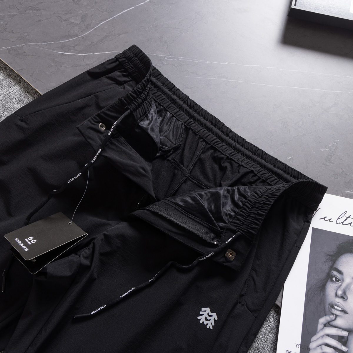 💰135KL可隆KolonSport25夏季薄款男户外火山岩科技防泼水休闲速干直筒裤子抗菌V形版休闲男裤
采用新型TECHNOLOGY火山岩科技面料（锦纶72%聚酯纤维17%氨纶11%），具有防泼水、抗污、抗菌、防晒性能
升级加入LYCRA®莱卡纤维，保障持久弹力运动性能
松紧腰+一粒扣拉链门襟， 不破坏原来腰头的美观度 达到一定的舒展量性能 
通身3个拉链式的隐藏口袋，出门安全感十分
看似平平无奇的简约款式，但技术性能一点也不简单。适应运动 休闲 日常等各种场合穿，随便搭配个运动鞋 休闲裤 都ok
全新V-FIT版型，臀部及大腿部位设有余量，便于大幅运动
封神，各位boss 不仅户外可以穿，商务休闲搭配也完全可以
软壳质地柔韧轻盈不拘束，布面致密柔韧有筋骨
户外爱好者必入这一条！品质杠杠硬 
颜色： 黑色
尺码：L  XL  XXL  3XL  4XL
尺码推荐：
L适合130斤以内        XL适合130–150斤
XXL适合150–170斤    3XL适合170–190斤   4XL适合190–210斤