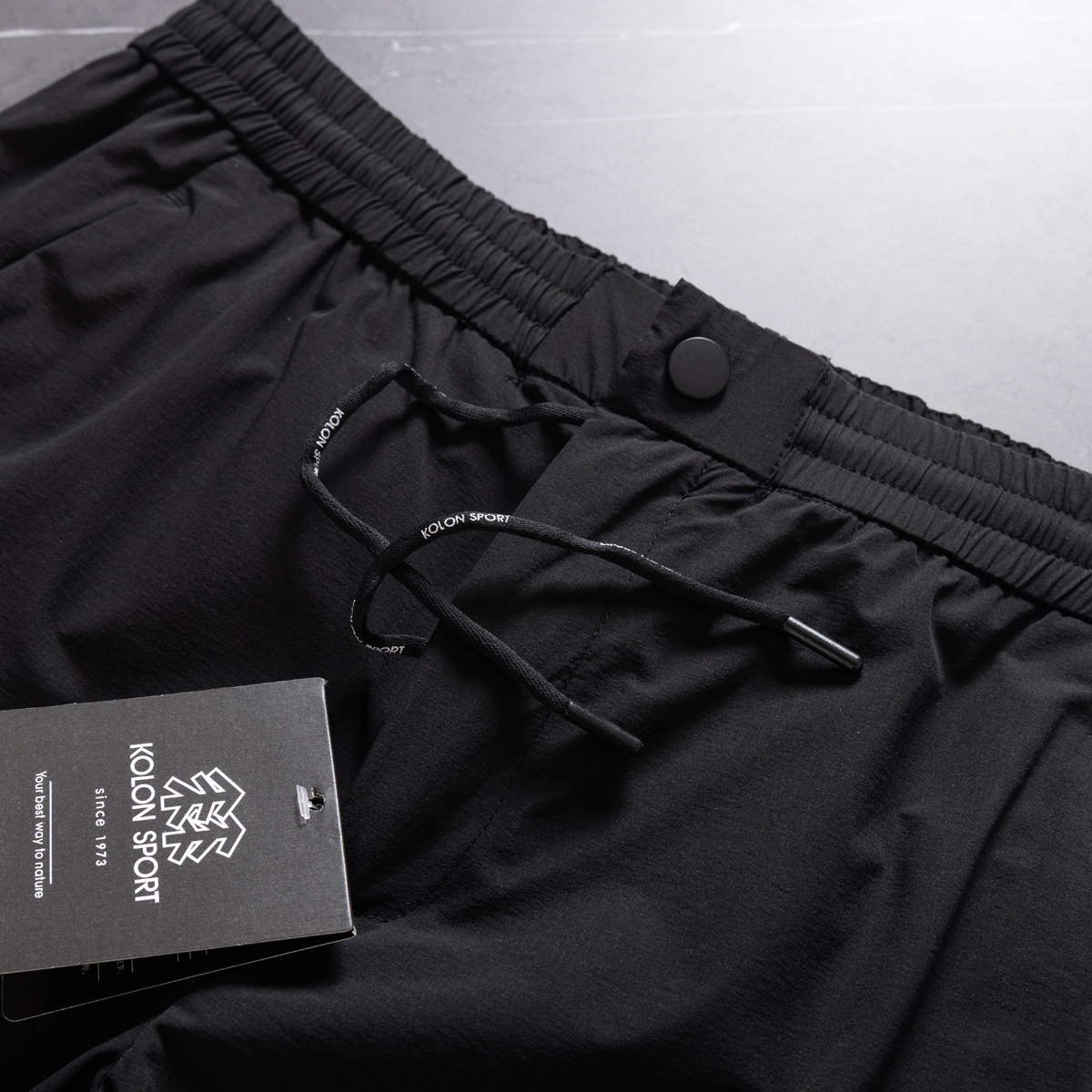 💰135KL可隆KolonSport25夏季薄款男户外火山岩科技防泼水休闲速干直筒裤子抗菌V形版休闲男裤
采用新型TECHNOLOGY火山岩科技面料（锦纶72%聚酯纤维17%氨纶11%），具有防泼水、抗污、抗菌、防晒性能
升级加入LYCRA®莱卡纤维，保障持久弹力运动性能
松紧腰+一粒扣拉链门襟， 不破坏原来腰头的美观度 达到一定的舒展量性能 
通身3个拉链式的隐藏口袋，出门安全感十分
看似平平无奇的简约款式，但技术性能一点也不简单。适应运动 休闲 日常等各种场合穿，随便搭配个运动鞋 休闲裤 都ok
全新V-FIT版型，臀部及大腿部位设有余量，便于大幅运动
封神，各位boss 不仅户外可以穿，商务休闲搭配也完全可以
软壳质地柔韧轻盈不拘束，布面致密柔韧有筋骨
户外爱好者必入这一条！品质杠杠硬 
颜色： 黑色
尺码：L  XL  XXL  3XL  4XL
尺码推荐：
L适合130斤以内        XL适合130–150斤
XXL适合150–170斤    3XL适合170–190斤   4XL适合190–210斤