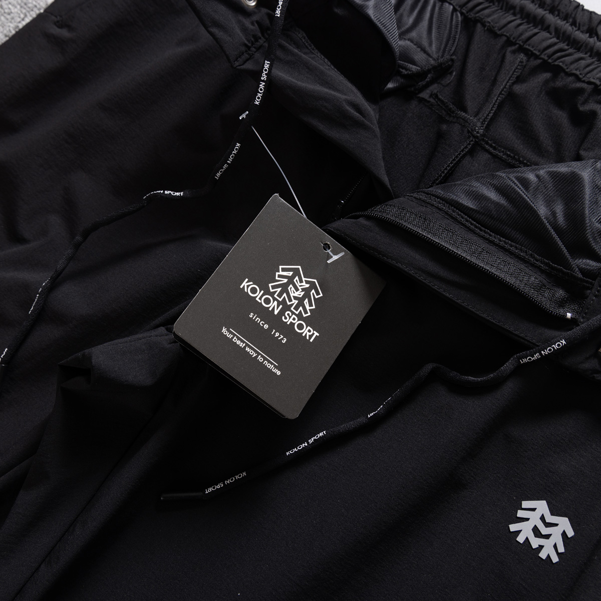 💰135KL可隆KolonSport25夏季薄款男户外火山岩科技防泼水休闲速干直筒裤子抗菌V形版休闲男裤
采用新型TECHNOLOGY火山岩科技面料（锦纶72%聚酯纤维17%氨纶11%），具有防泼水、抗污、抗菌、防晒性能
升级加入LYCRA®莱卡纤维，保障持久弹力运动性能
松紧腰+一粒扣拉链门襟， 不破坏原来腰头的美观度 达到一定的舒展量性能 
通身3个拉链式的隐藏口袋，出门安全感十分
看似平平无奇的简约款式，但技术性能一点也不简单。适应运动 休闲 日常等各种场合穿，随便搭配个运动鞋 休闲裤 都ok
全新V-FIT版型，臀部及大腿部位设有余量，便于大幅运动
封神，各位boss 不仅户外可以穿，商务休闲搭配也完全可以
软壳质地柔韧轻盈不拘束，布面致密柔韧有筋骨
户外爱好者必入这一条！品质杠杠硬 
颜色： 黑色
尺码：L  XL  XXL  3XL  4XL
尺码推荐：
L适合130斤以内        XL适合130–150斤
XXL适合150–170斤    3XL适合170–190斤   4XL适合190–210斤