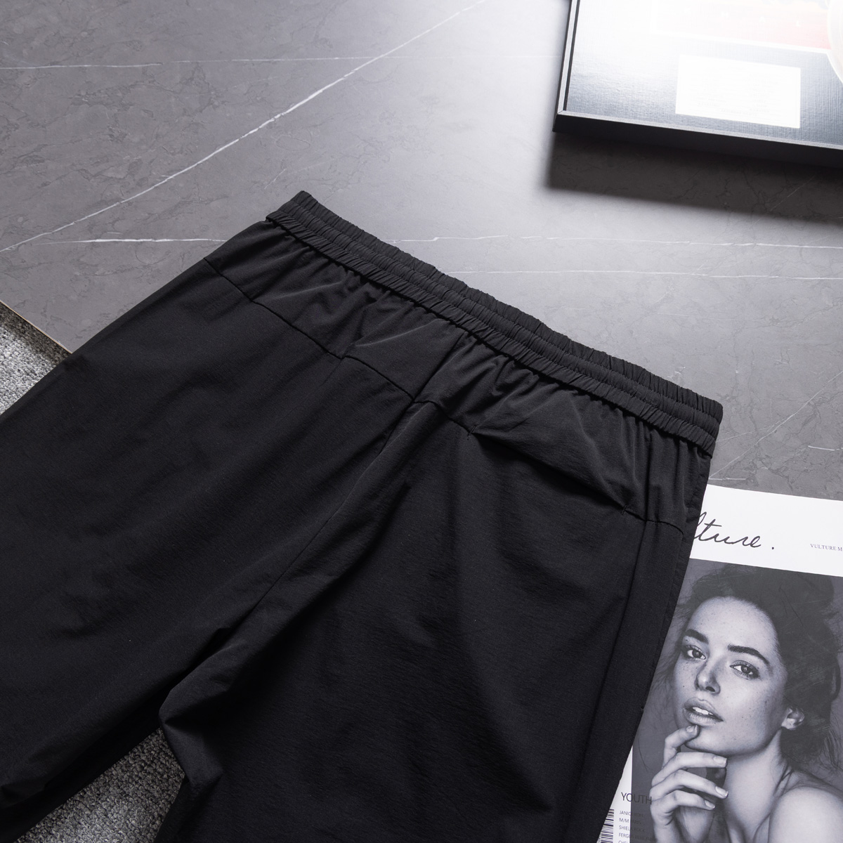 💰135KL可隆KolonSport25夏季薄款男户外火山岩科技防泼水休闲速干直筒裤子抗菌V形版休闲男裤
采用新型TECHNOLOGY火山岩科技面料（锦纶72%聚酯纤维17%氨纶11%），具有防泼水、抗污、抗菌、防晒性能
升级加入LYCRA®莱卡纤维，保障持久弹力运动性能
松紧腰+一粒扣拉链门襟， 不破坏原来腰头的美观度 达到一定的舒展量性能 
通身3个拉链式的隐藏口袋，出门安全感十分
看似平平无奇的简约款式，但技术性能一点也不简单。适应运动 休闲 日常等各种场合穿，随便搭配个运动鞋 休闲裤 都ok
全新V-FIT版型，臀部及大腿部位设有余量，便于大幅运动
封神，各位boss 不仅户外可以穿，商务休闲搭配也完全可以
软壳质地柔韧轻盈不拘束，布面致密柔韧有筋骨
户外爱好者必入这一条！品质杠杠硬 
颜色： 黑色
尺码：L  XL  XXL  3XL  4XL
尺码推荐：
L适合130斤以内        XL适合130–150斤
XXL适合150–170斤    3XL适合170–190斤   4XL适合190–210斤