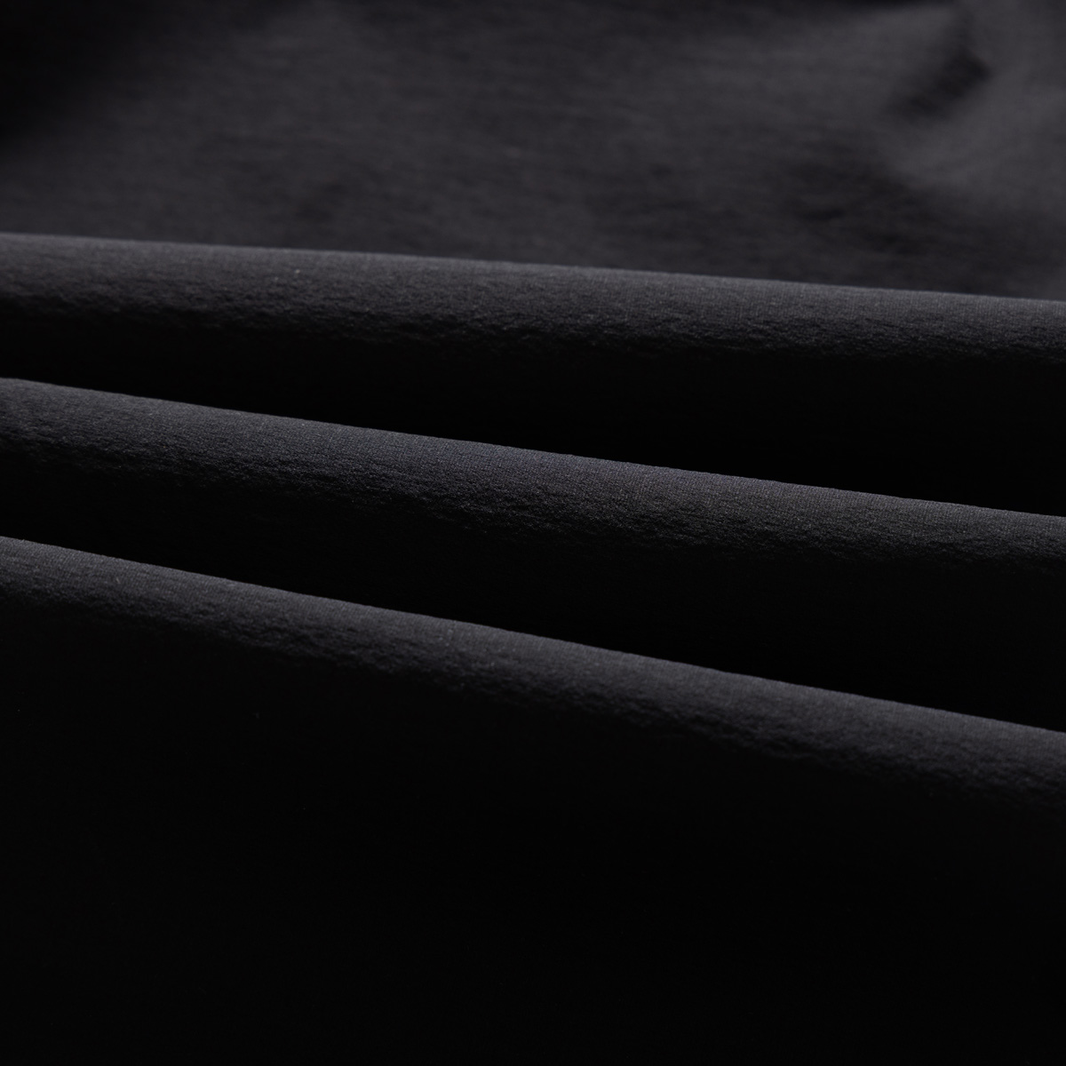 💰135KL可隆KolonSport25夏季薄款男户外火山岩科技防泼水休闲速干直筒裤子抗菌V形版休闲男裤
采用新型TECHNOLOGY火山岩科技面料（锦纶72%聚酯纤维17%氨纶11%），具有防泼水、抗污、抗菌、防晒性能
升级加入LYCRA®莱卡纤维，保障持久弹力运动性能
松紧腰+一粒扣拉链门襟， 不破坏原来腰头的美观度 达到一定的舒展量性能 
通身3个拉链式的隐藏口袋，出门安全感十分
看似平平无奇的简约款式，但技术性能一点也不简单。适应运动 休闲 日常等各种场合穿，随便搭配个运动鞋 休闲裤 都ok
全新V-FIT版型，臀部及大腿部位设有余量，便于大幅运动
封神，各位boss 不仅户外可以穿，商务休闲搭配也完全可以
软壳质地柔韧轻盈不拘束，布面致密柔韧有筋骨
户外爱好者必入这一条！品质杠杠硬 
颜色： 黑色
尺码：L  XL  XXL  3XL  4XL
尺码推荐：
L适合130斤以内        XL适合130–150斤
XXL适合150–170斤    3XL适合170–190斤   4XL适合190–210斤