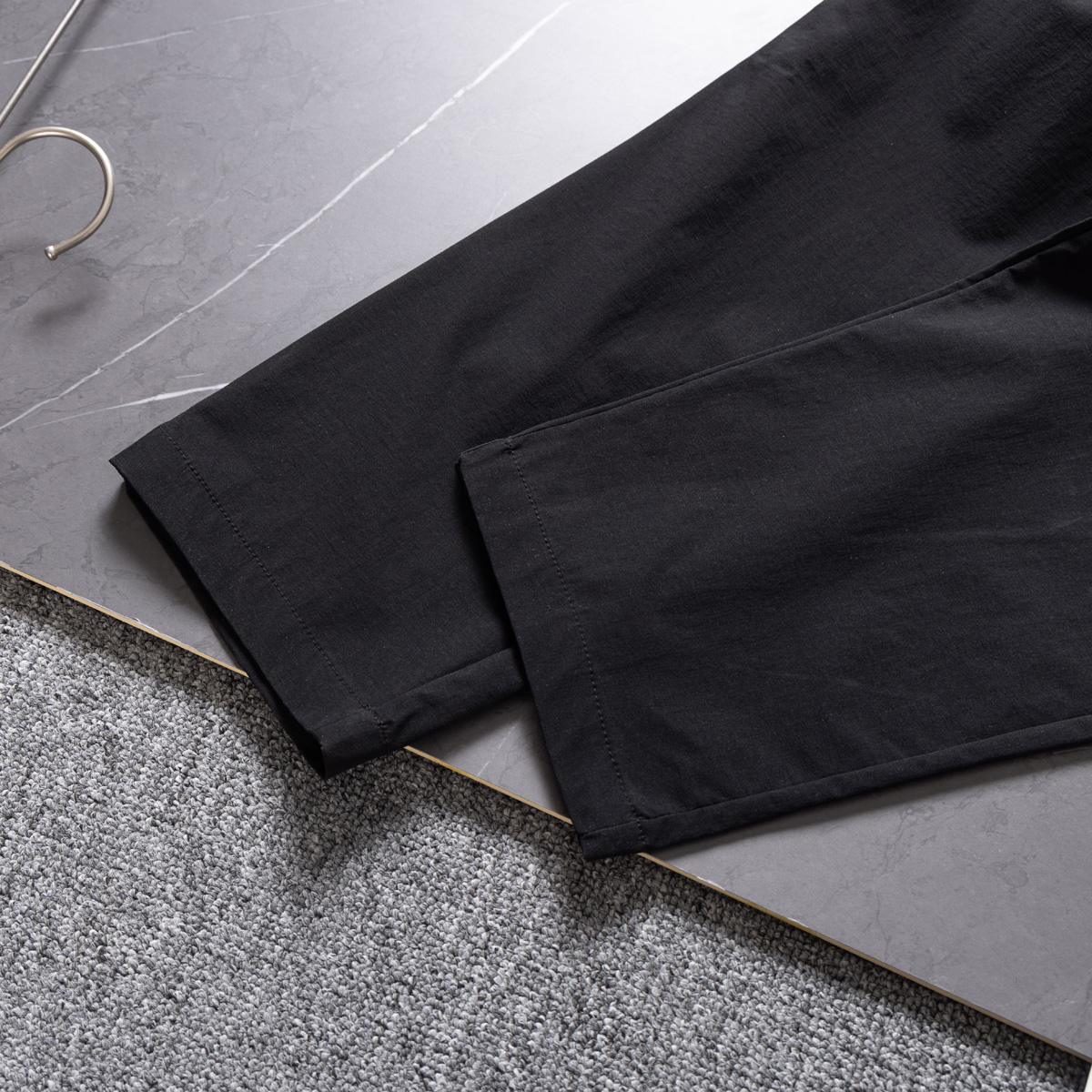 💰135KL可隆KolonSport25夏季薄款男户外火山岩科技防泼水休闲速干直筒裤子抗菌V形版休闲男裤
采用新型TECHNOLOGY火山岩科技面料（锦纶72%聚酯纤维17%氨纶11%），具有防泼水、抗污、抗菌、防晒性能
升级加入LYCRA®莱卡纤维，保障持久弹力运动性能
松紧腰+一粒扣拉链门襟， 不破坏原来腰头的美观度 达到一定的舒展量性能 
通身3个拉链式的隐藏口袋，出门安全感十分
看似平平无奇的简约款式，但技术性能一点也不简单。适应运动 休闲 日常等各种场合穿，随便搭配个运动鞋 休闲裤 都ok
全新V-FIT版型，臀部及大腿部位设有余量，便于大幅运动
封神，各位boss 不仅户外可以穿，商务休闲搭配也完全可以
软壳质地柔韧轻盈不拘束，布面致密柔韧有筋骨
户外爱好者必入这一条！品质杠杠硬 
颜色： 黑色
尺码：L  XL  XXL  3XL  4XL
尺码推荐：
L适合130斤以内        XL适合130–150斤
XXL适合150–170斤    3XL适合170–190斤   4XL适合190–210斤