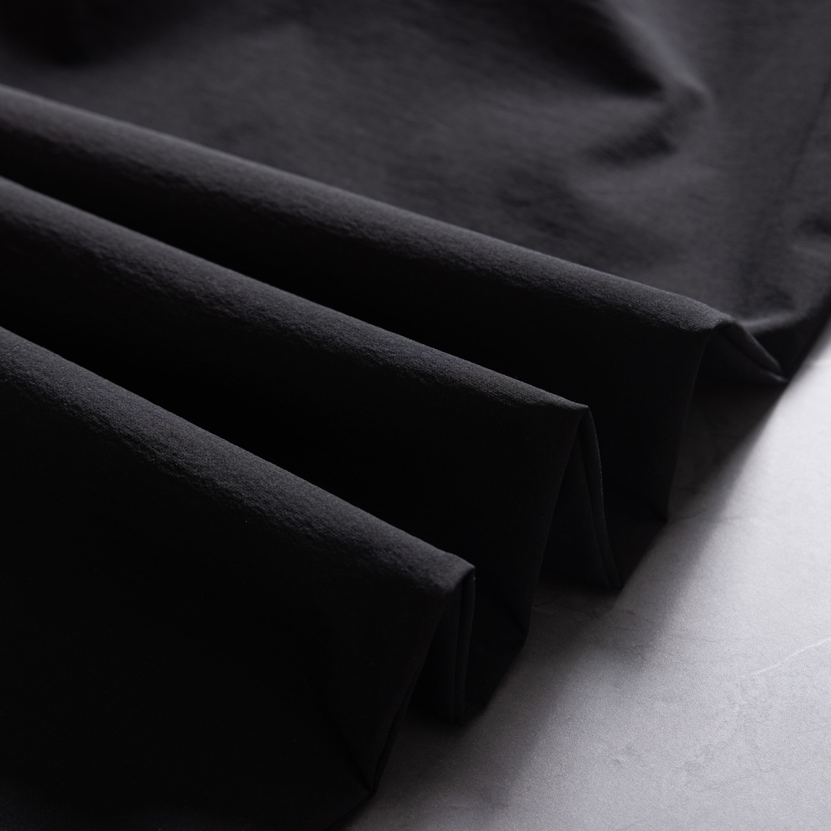 💰135KL可隆KolonSport25夏季薄款男户外火山岩科技防泼水休闲速干直筒裤子抗菌V形版休闲男裤
采用新型TECHNOLOGY火山岩科技面料（锦纶72%聚酯纤维17%氨纶11%），具有防泼水、抗污、抗菌、防晒性能
升级加入LYCRA®莱卡纤维，保障持久弹力运动性能
松紧腰+一粒扣拉链门襟， 不破坏原来腰头的美观度 达到一定的舒展量性能 
通身3个拉链式的隐藏口袋，出门安全感十分
看似平平无奇的简约款式，但技术性能一点也不简单。适应运动 休闲 日常等各种场合穿，随便搭配个运动鞋 休闲裤 都ok
全新V-FIT版型，臀部及大腿部位设有余量，便于大幅运动
封神，各位boss 不仅户外可以穿，商务休闲搭配也完全可以
软壳质地柔韧轻盈不拘束，布面致密柔韧有筋骨
户外爱好者必入这一条！品质杠杠硬 
颜色： 黑色
尺码：L  XL  XXL  3XL  4XL
尺码推荐：
L适合130斤以内        XL适合130–150斤
XXL适合150–170斤    3XL适合170–190斤   4XL适合190–210斤