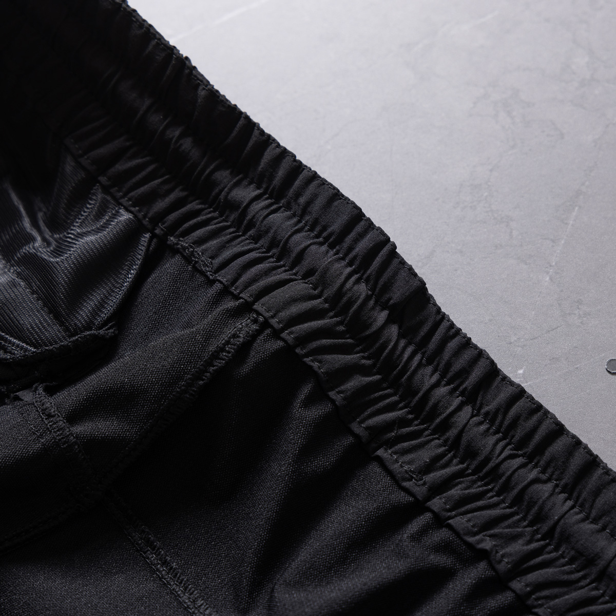 💰135KL可隆KolonSport25夏季薄款男户外火山岩科技防泼水休闲速干直筒裤子抗菌V形版休闲男裤
采用新型TECHNOLOGY火山岩科技面料（锦纶72%聚酯纤维17%氨纶11%），具有防泼水、抗污、抗菌、防晒性能
升级加入LYCRA®莱卡纤维，保障持久弹力运动性能
松紧腰+一粒扣拉链门襟， 不破坏原来腰头的美观度 达到一定的舒展量性能 
通身3个拉链式的隐藏口袋，出门安全感十分
看似平平无奇的简约款式，但技术性能一点也不简单。适应运动 休闲 日常等各种场合穿，随便搭配个运动鞋 休闲裤 都ok
全新V-FIT版型，臀部及大腿部位设有余量，便于大幅运动
封神，各位boss 不仅户外可以穿，商务休闲搭配也完全可以
软壳质地柔韧轻盈不拘束，布面致密柔韧有筋骨
户外爱好者必入这一条！品质杠杠硬 
颜色： 黑色
尺码：L  XL  XXL  3XL  4XL
尺码推荐：
L适合130斤以内        XL适合130–150斤
XXL适合150–170斤    3XL适合170–190斤   4XL适合190–210斤