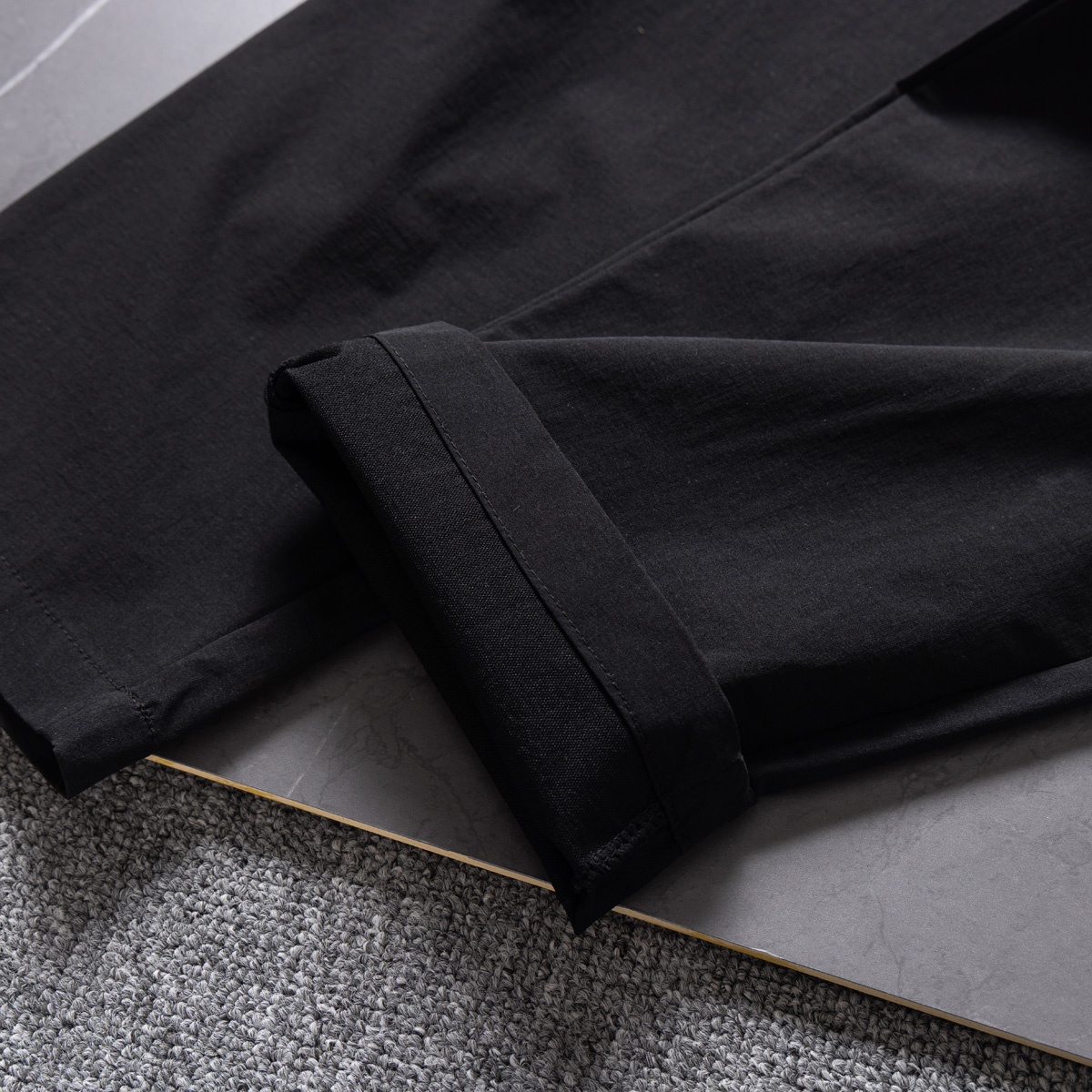 💰135KL可隆KolonSport25夏季薄款男户外火山岩科技防泼水休闲速干直筒裤子抗菌V形版休闲男裤
采用新型TECHNOLOGY火山岩科技面料（锦纶72%聚酯纤维17%氨纶11%），具有防泼水、抗污、抗菌、防晒性能
升级加入LYCRA®莱卡纤维，保障持久弹力运动性能
松紧腰+一粒扣拉链门襟， 不破坏原来腰头的美观度 达到一定的舒展量性能 
通身3个拉链式的隐藏口袋，出门安全感十分
看似平平无奇的简约款式，但技术性能一点也不简单。适应运动 休闲 日常等各种场合穿，随便搭配个运动鞋 休闲裤 都ok
全新V-FIT版型，臀部及大腿部位设有余量，便于大幅运动
封神，各位boss 不仅户外可以穿，商务休闲搭配也完全可以
软壳质地柔韧轻盈不拘束，布面致密柔韧有筋骨
户外爱好者必入这一条！品质杠杠硬 
颜色： 黑色
尺码：L  XL  XXL  3XL  4XL
尺码推荐：
L适合130斤以内        XL适合130–150斤
XXL适合150–170斤    3XL适合170–190斤   4XL适合190–210斤