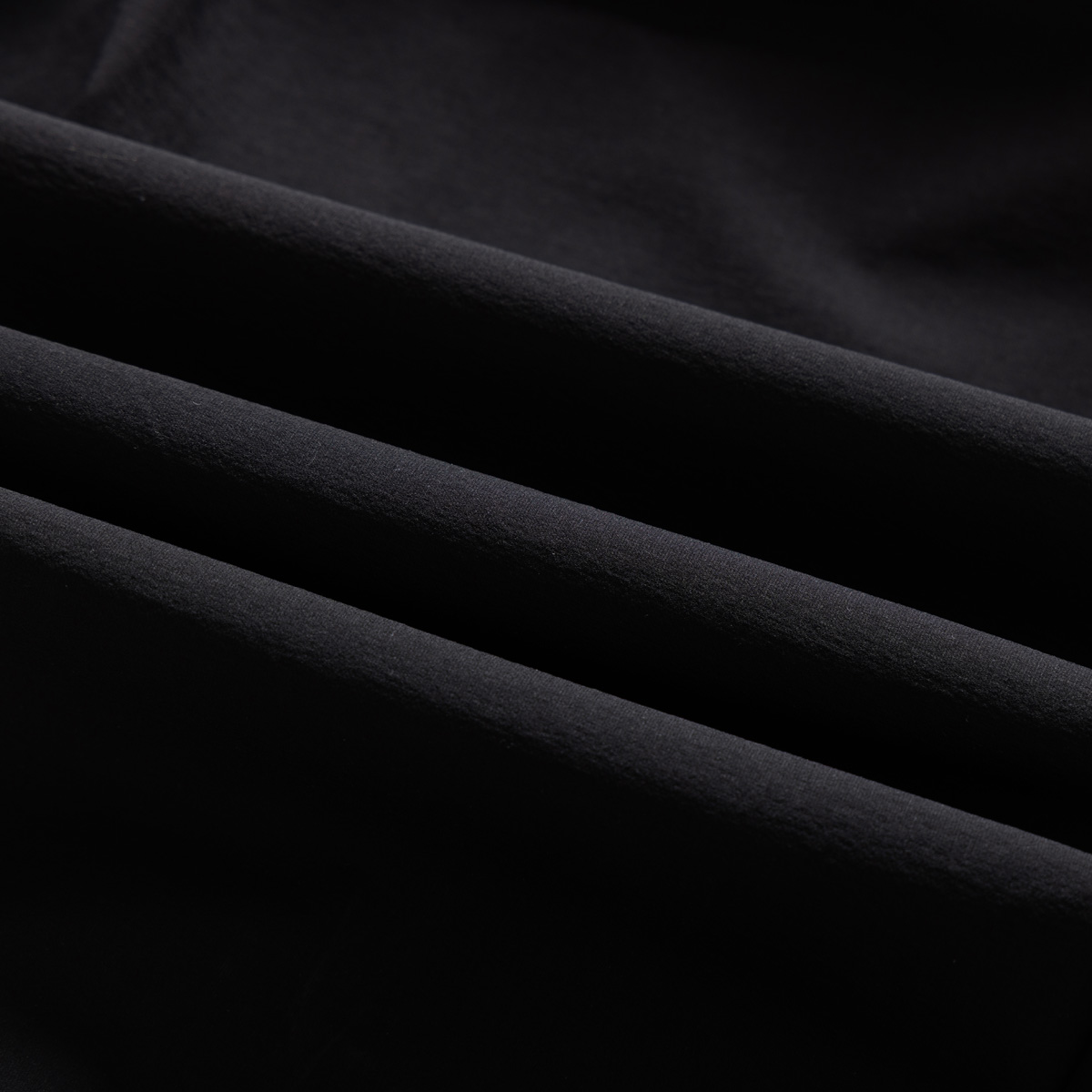 💰135KL可隆KolonSport25夏季薄款男户外火山岩科技防泼水休闲速干直筒裤子抗菌V形版休闲男裤
采用新型TECHNOLOGY火山岩科技面料（锦纶72%聚酯纤维17%氨纶11%），具有防泼水、抗污、抗菌、防晒性能
升级加入LYCRA®莱卡纤维，保障持久弹力运动性能
松紧腰+一粒扣拉链门襟， 不破坏原来腰头的美观度 达到一定的舒展量性能 
通身3个拉链式的隐藏口袋，出门安全感十分
看似平平无奇的简约款式，但技术性能一点也不简单。适应运动 休闲 日常等各种场合穿，随便搭配个运动鞋 休闲裤 都ok
全新V-FIT版型，臀部及大腿部位设有余量，便于大幅运动
封神，各位boss 不仅户外可以穿，商务休闲搭配也完全可以
软壳质地柔韧轻盈不拘束，布面致密柔韧有筋骨
户外爱好者必入这一条！品质杠杠硬 
颜色： 黑色
尺码：L  XL  XXL  3XL  4XL
尺码推荐：
L适合130斤以内        XL适合130–150斤
XXL适合150–170斤    3XL适合170–190斤   4XL适合190–210斤