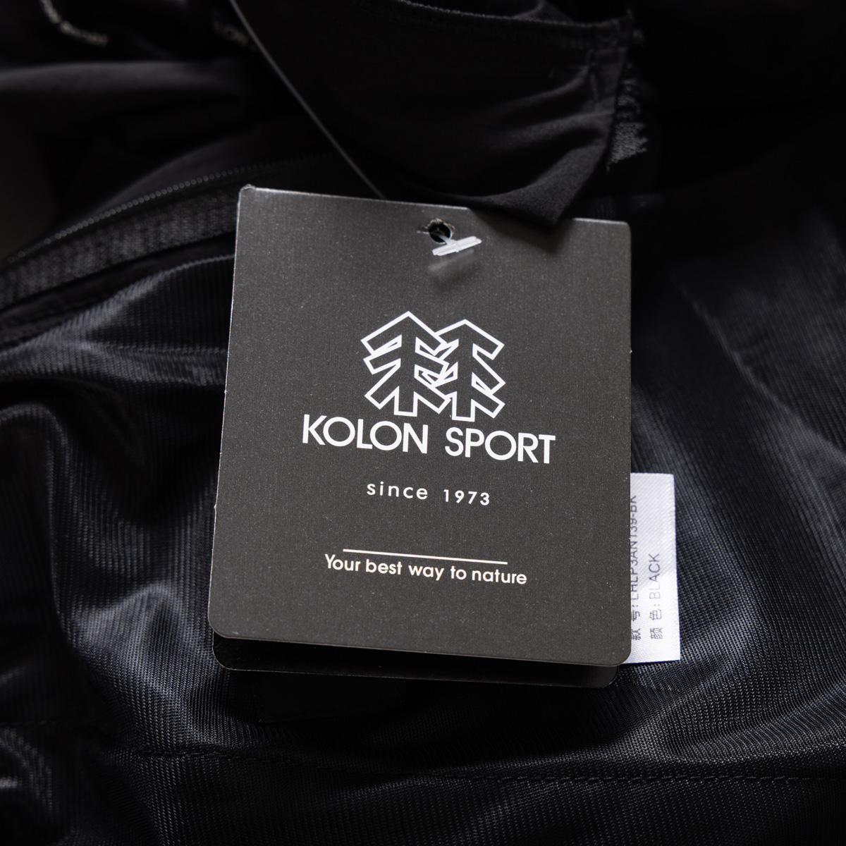 💰135KL可隆KolonSport25夏季薄款男户外火山岩科技防泼水休闲速干直筒裤子抗菌V形版休闲男裤
采用新型TECHNOLOGY火山岩科技面料（锦纶72%聚酯纤维17%氨纶11%），具有防泼水、抗污、抗菌、防晒性能
升级加入LYCRA®莱卡纤维，保障持久弹力运动性能
松紧腰+一粒扣拉链门襟， 不破坏原来腰头的美观度 达到一定的舒展量性能 
通身3个拉链式的隐藏口袋，出门安全感十分
看似平平无奇的简约款式，但技术性能一点也不简单。适应运动 休闲 日常等各种场合穿，随便搭配个运动鞋 休闲裤 都ok
全新V-FIT版型，臀部及大腿部位设有余量，便于大幅运动
封神，各位boss 不仅户外可以穿，商务休闲搭配也完全可以
软壳质地柔韧轻盈不拘束，布面致密柔韧有筋骨
户外爱好者必入这一条！品质杠杠硬 
颜色： 黑色
尺码：L  XL  XXL  3XL  4XL
尺码推荐：
L适合130斤以内        XL适合130–150斤
XXL适合150–170斤    3XL适合170–190斤   4XL适合190–210斤