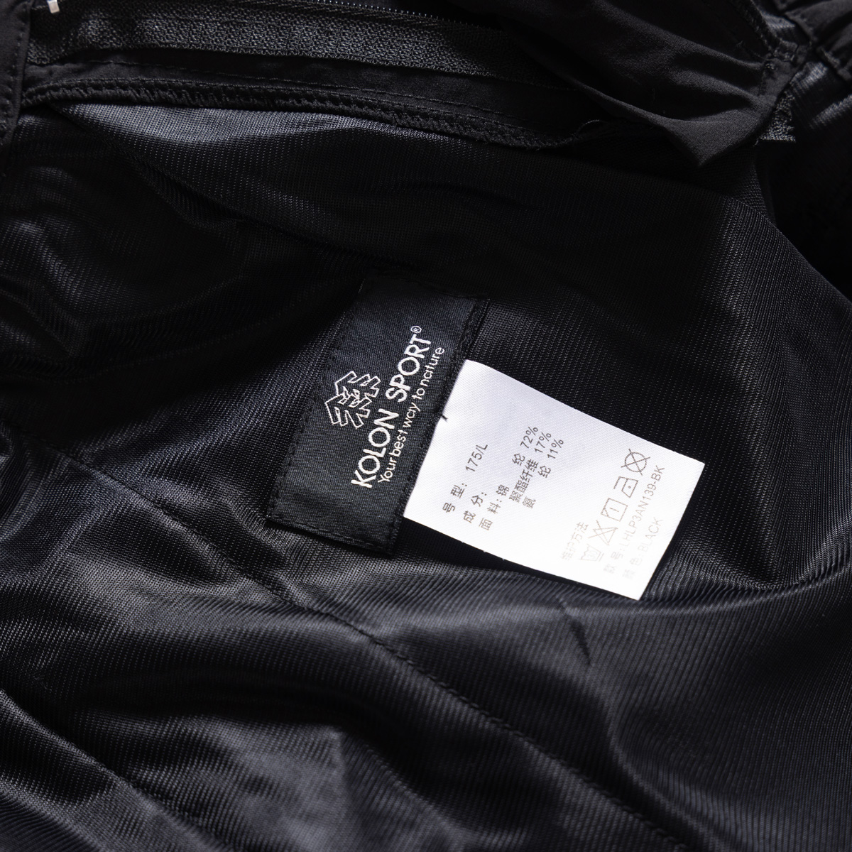 💰135KL可隆KolonSport25夏季薄款男户外火山岩科技防泼水休闲速干直筒裤子抗菌V形版休闲男裤
采用新型TECHNOLOGY火山岩科技面料（锦纶72%聚酯纤维17%氨纶11%），具有防泼水、抗污、抗菌、防晒性能
升级加入LYCRA®莱卡纤维，保障持久弹力运动性能
松紧腰+一粒扣拉链门襟， 不破坏原来腰头的美观度 达到一定的舒展量性能 
通身3个拉链式的隐藏口袋，出门安全感十分
看似平平无奇的简约款式，但技术性能一点也不简单。适应运动 休闲 日常等各种场合穿，随便搭配个运动鞋 休闲裤 都ok
全新V-FIT版型，臀部及大腿部位设有余量，便于大幅运动
封神，各位boss 不仅户外可以穿，商务休闲搭配也完全可以
软壳质地柔韧轻盈不拘束，布面致密柔韧有筋骨
户外爱好者必入这一条！品质杠杠硬 
颜色： 黑色
尺码：L  XL  XXL  3XL  4XL
尺码推荐：
L适合130斤以内        XL适合130–150斤
XXL适合150–170斤    3XL适合170–190斤   4XL适合190–210斤
